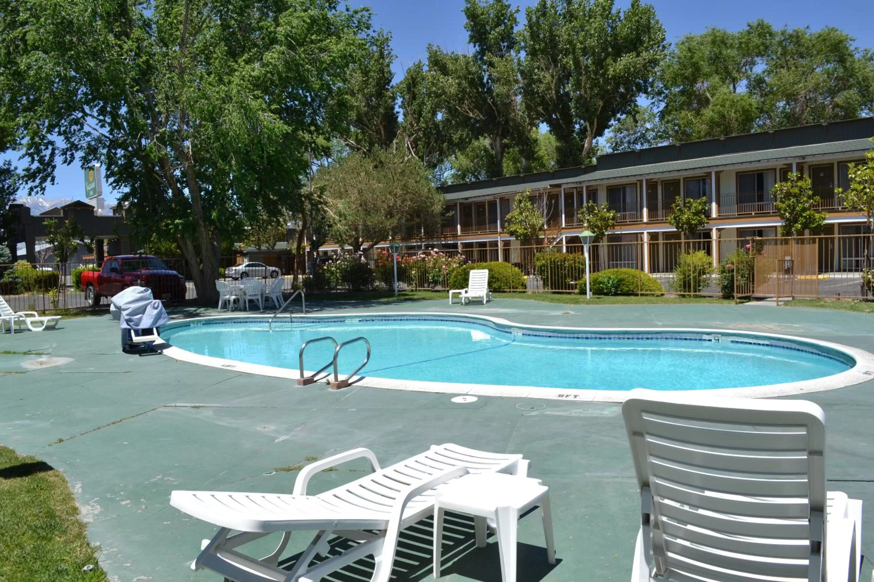 Swimming pool in Vagabond Inn Bishop