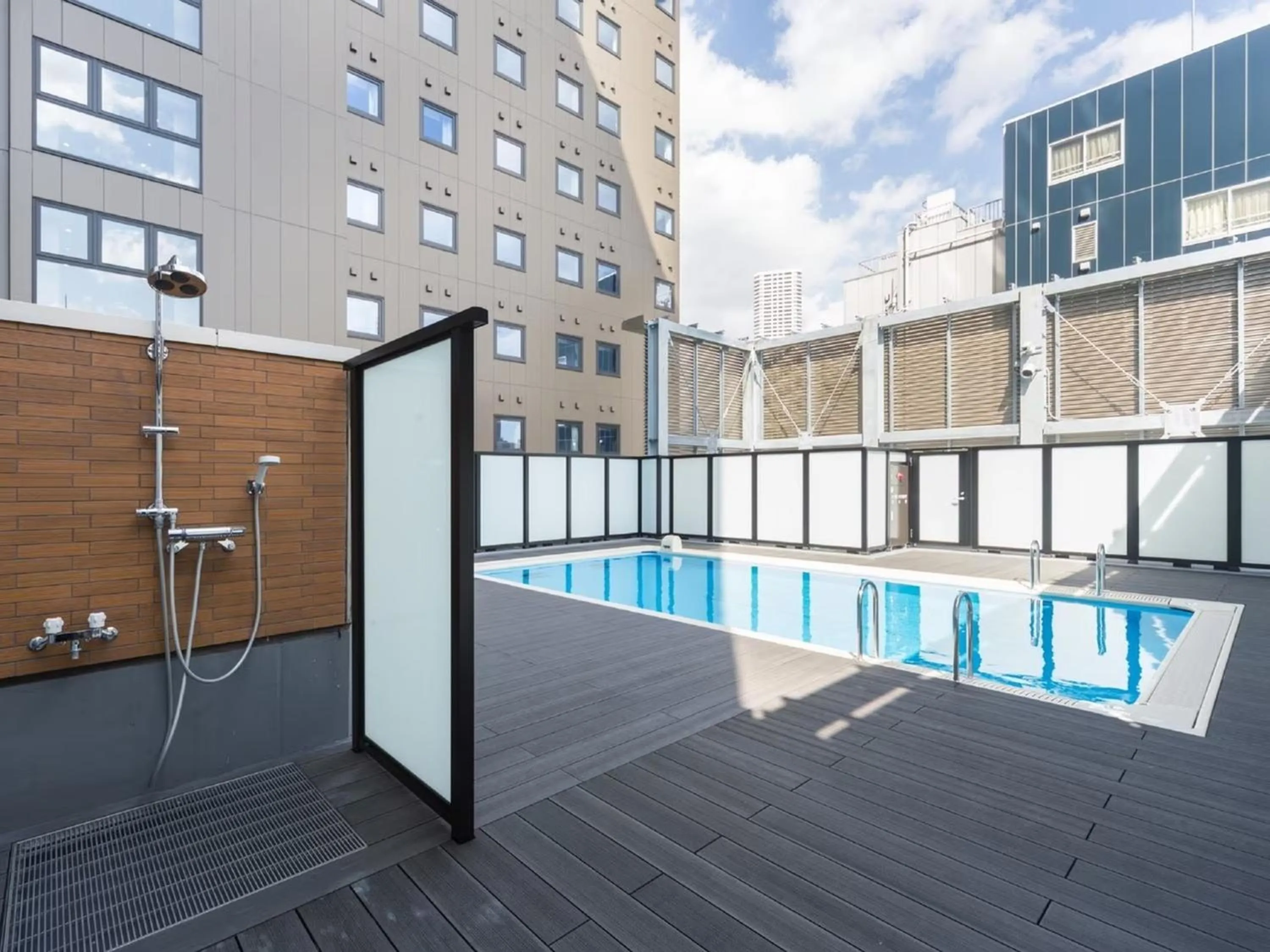 Swimming pool in APA Hotel & Resort Nishishinjuku Gochome Ekimae Tower - Formerly APA Hotel & Resort Nishishinjuku Gochome Eki Tower