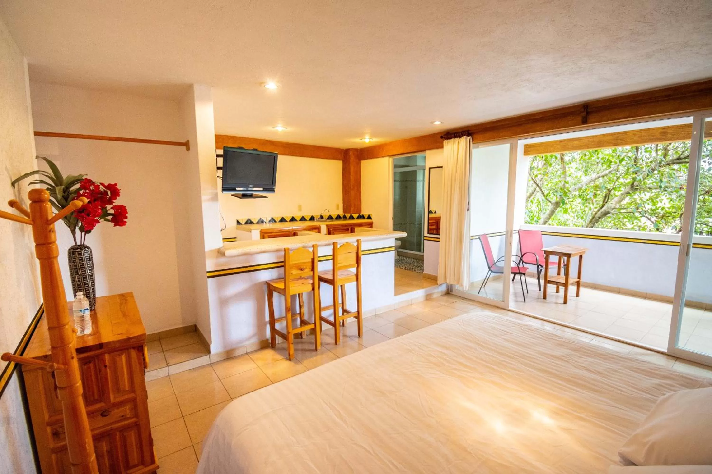 Deluxe Double Room with Balcony in La Pirámide del Tepozteco