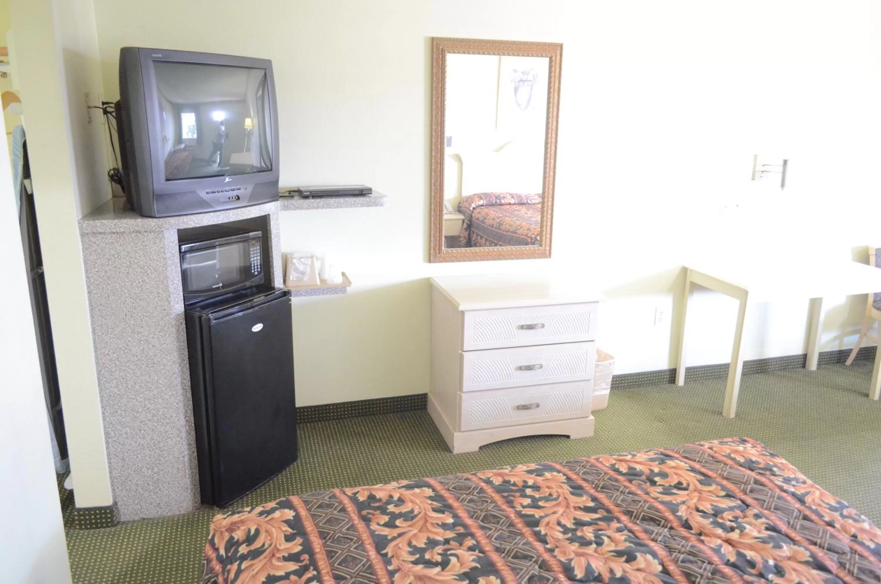 Decorative detail, Bed in Scottish Inn and Suites NRG Park/Texas Medical Center - Houston