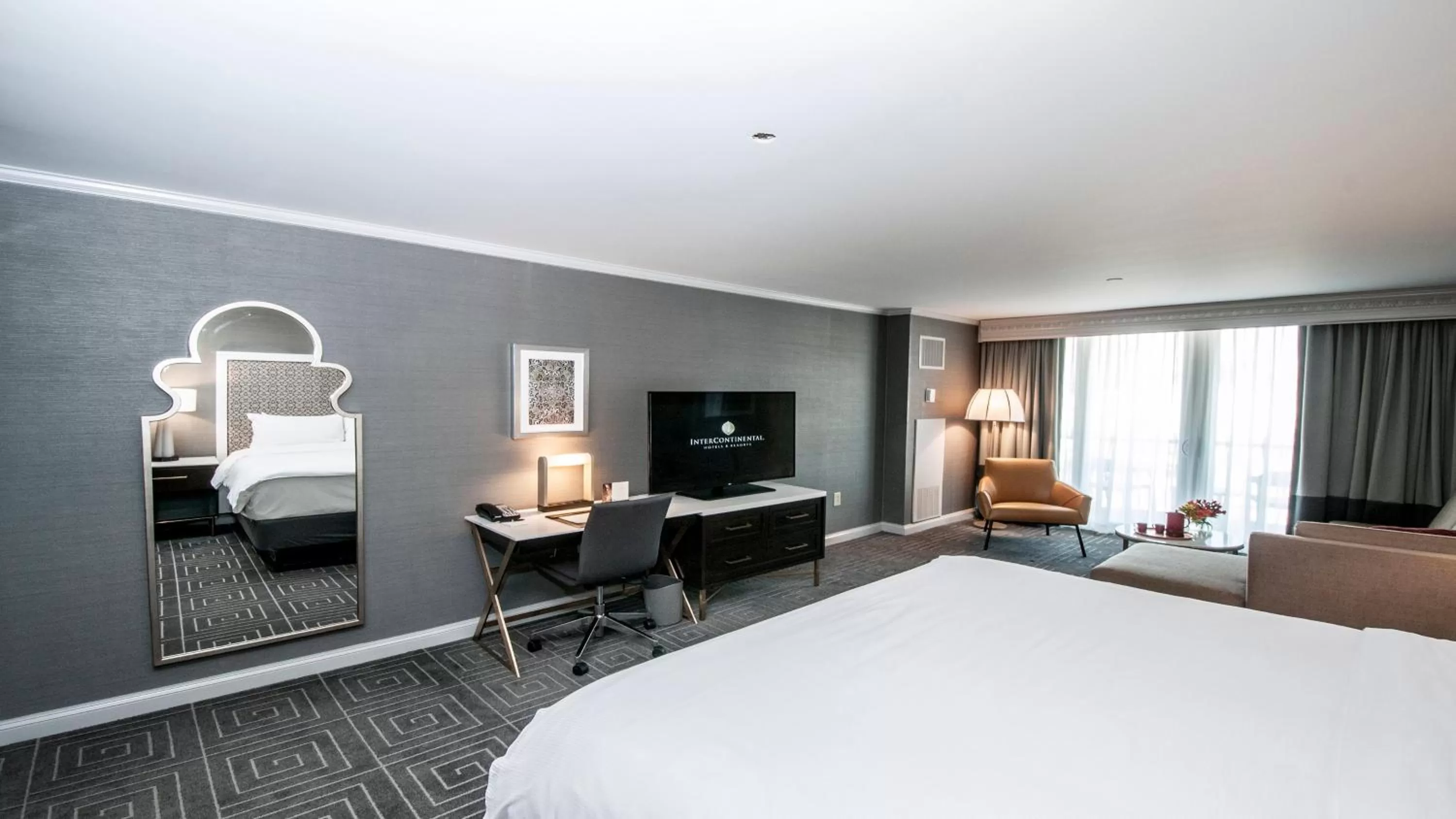 Photo of the whole room, Bed in InterContinental Kansas City at the Plaza by IHG