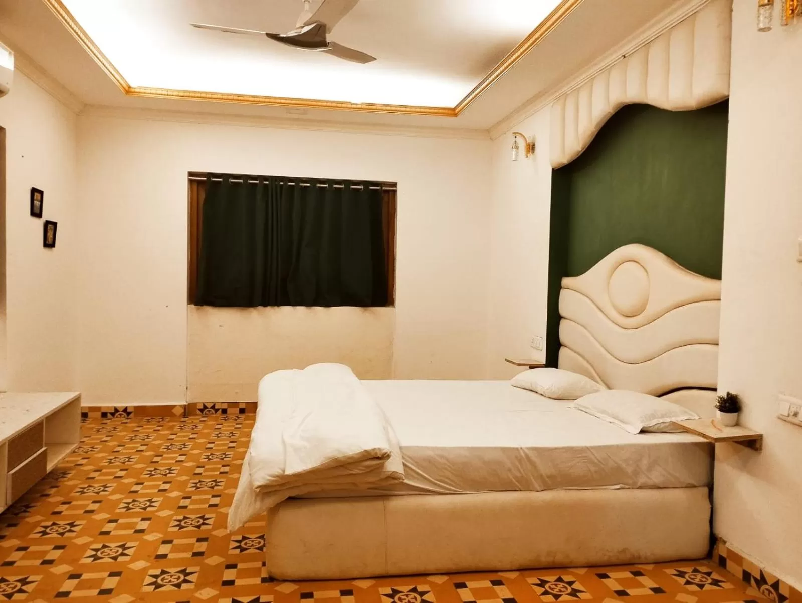 Bed in Hotel Agoura Prime