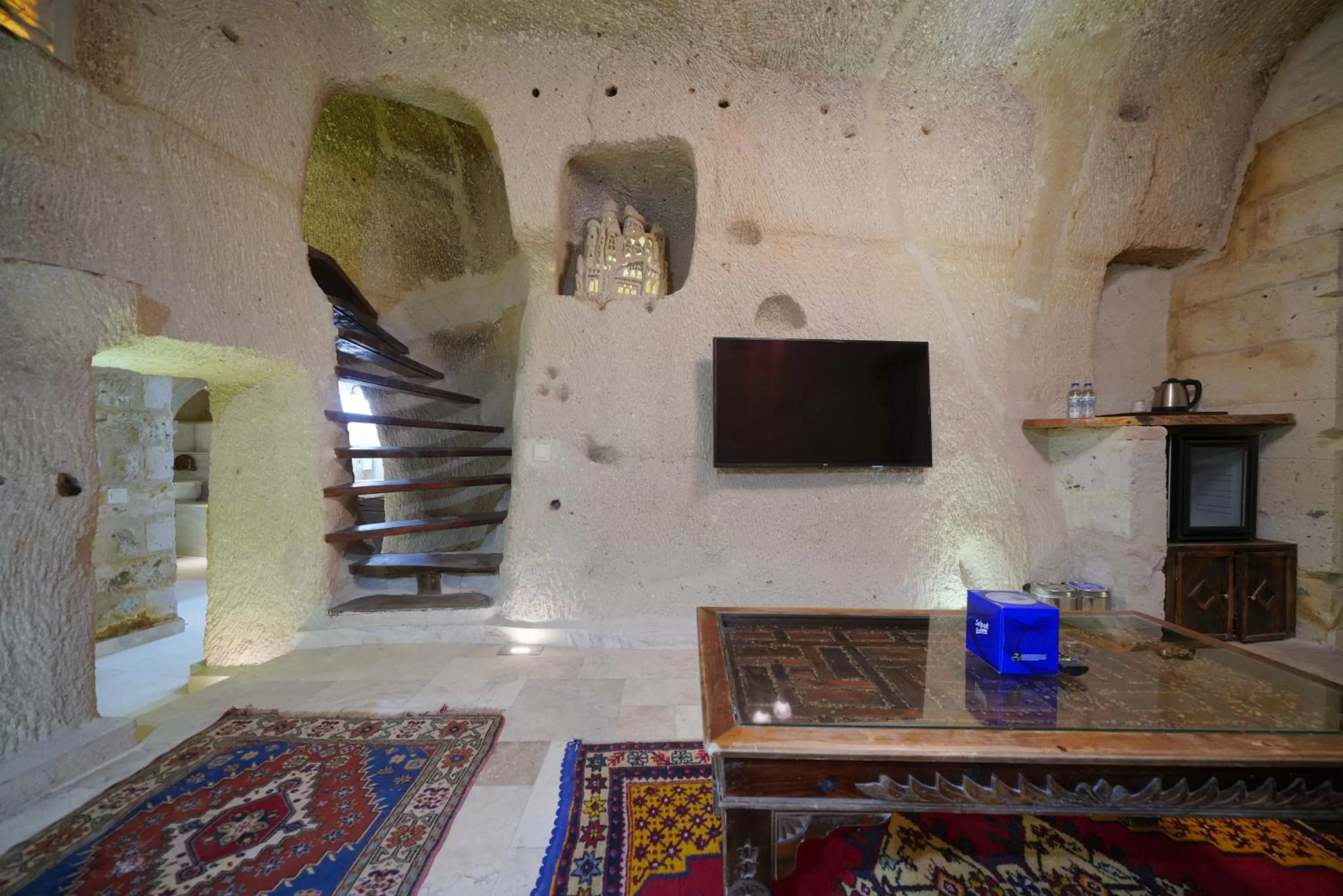 Living room in Shoestring Cave House
