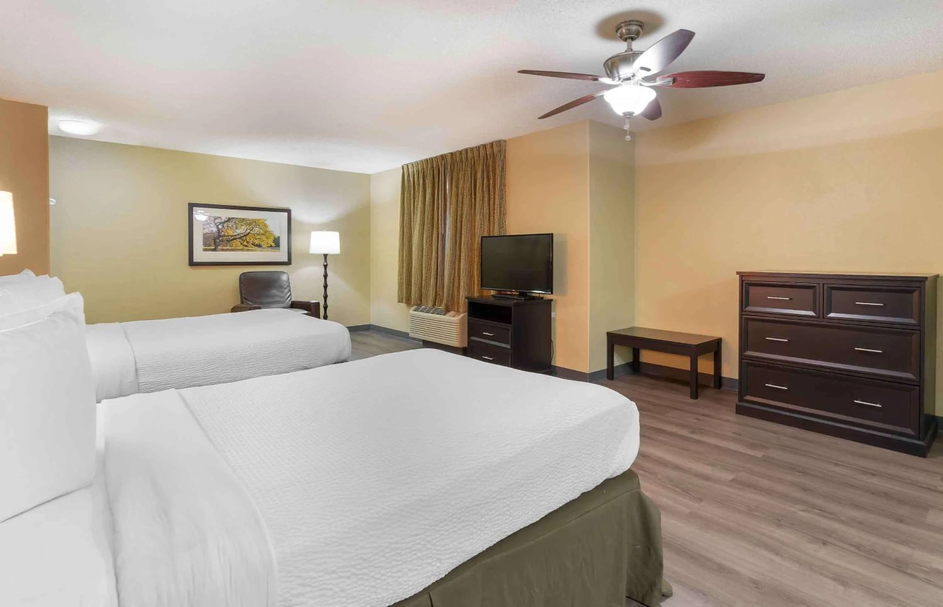 Bedroom, Bed in Extended Stay America Suites - Minneapolis - Maple Grove