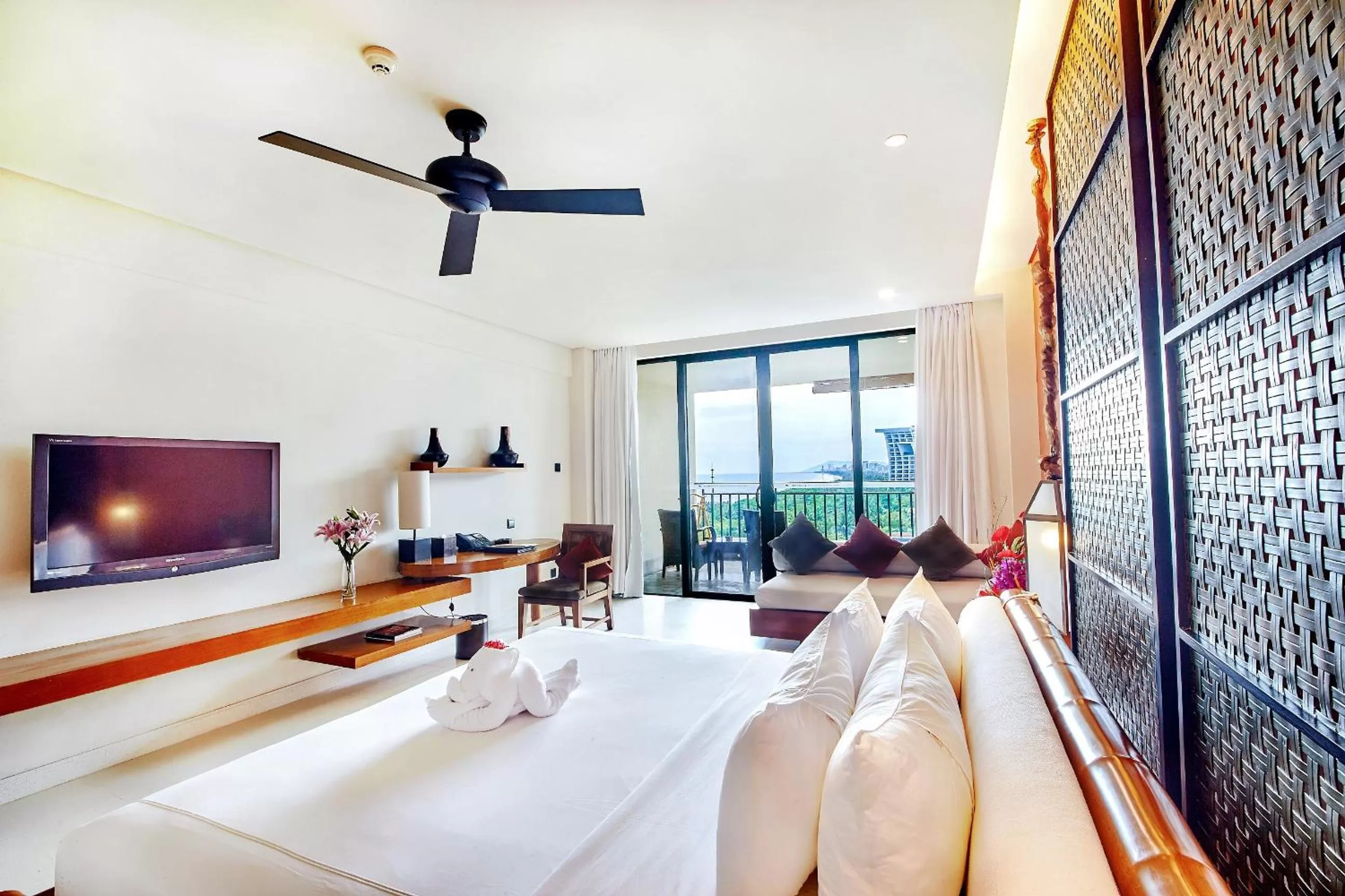 Bed in Ocean Sonic Resort Sanya