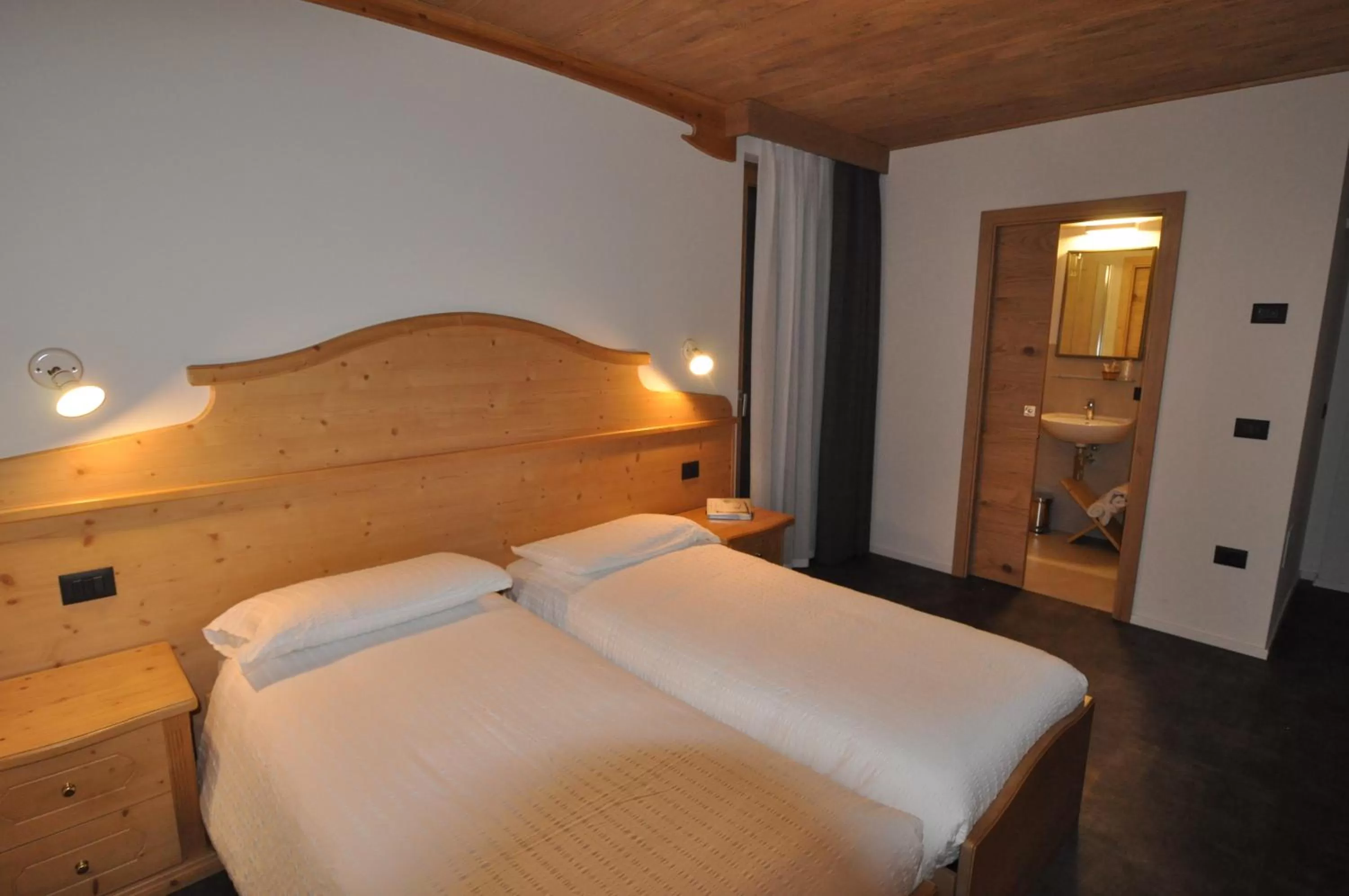 Bed in Albergo Alpino