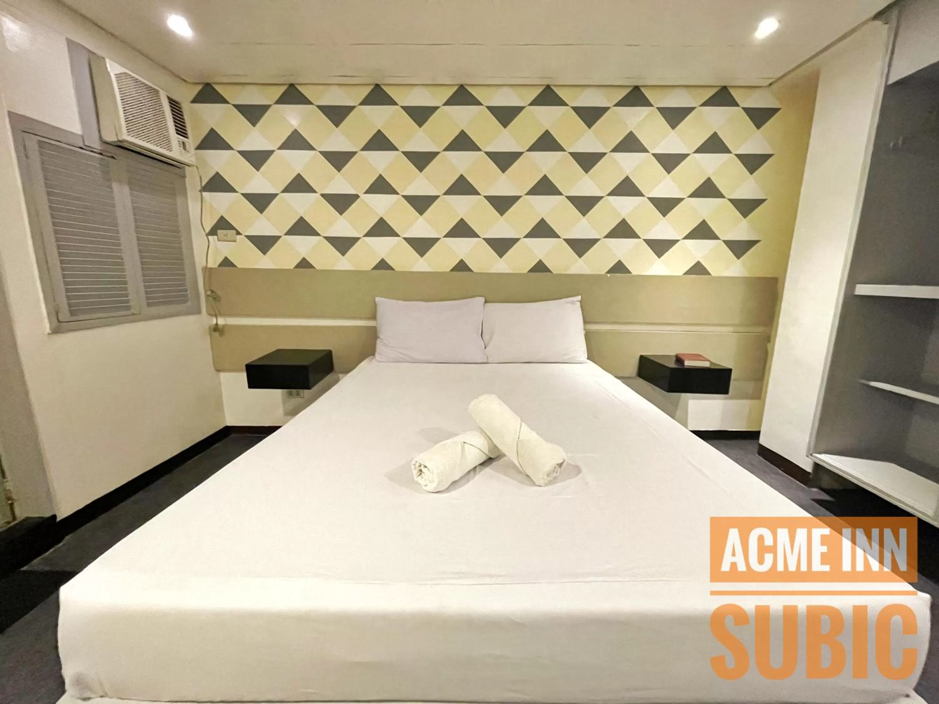 Bed in ACME Inn Subic
