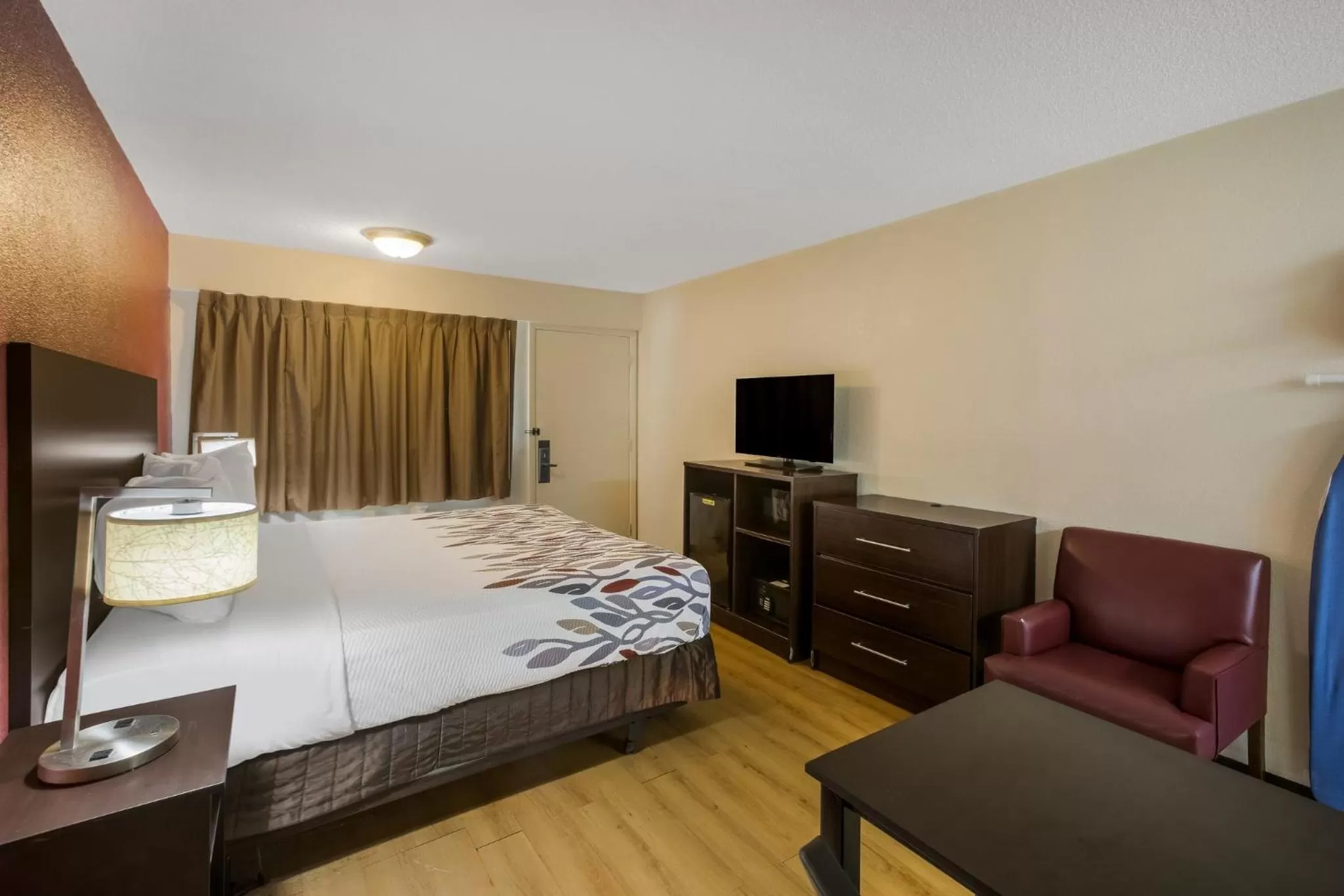 Photo of the whole room, Bed in Red Roof Inn Atlanta South - Morrow