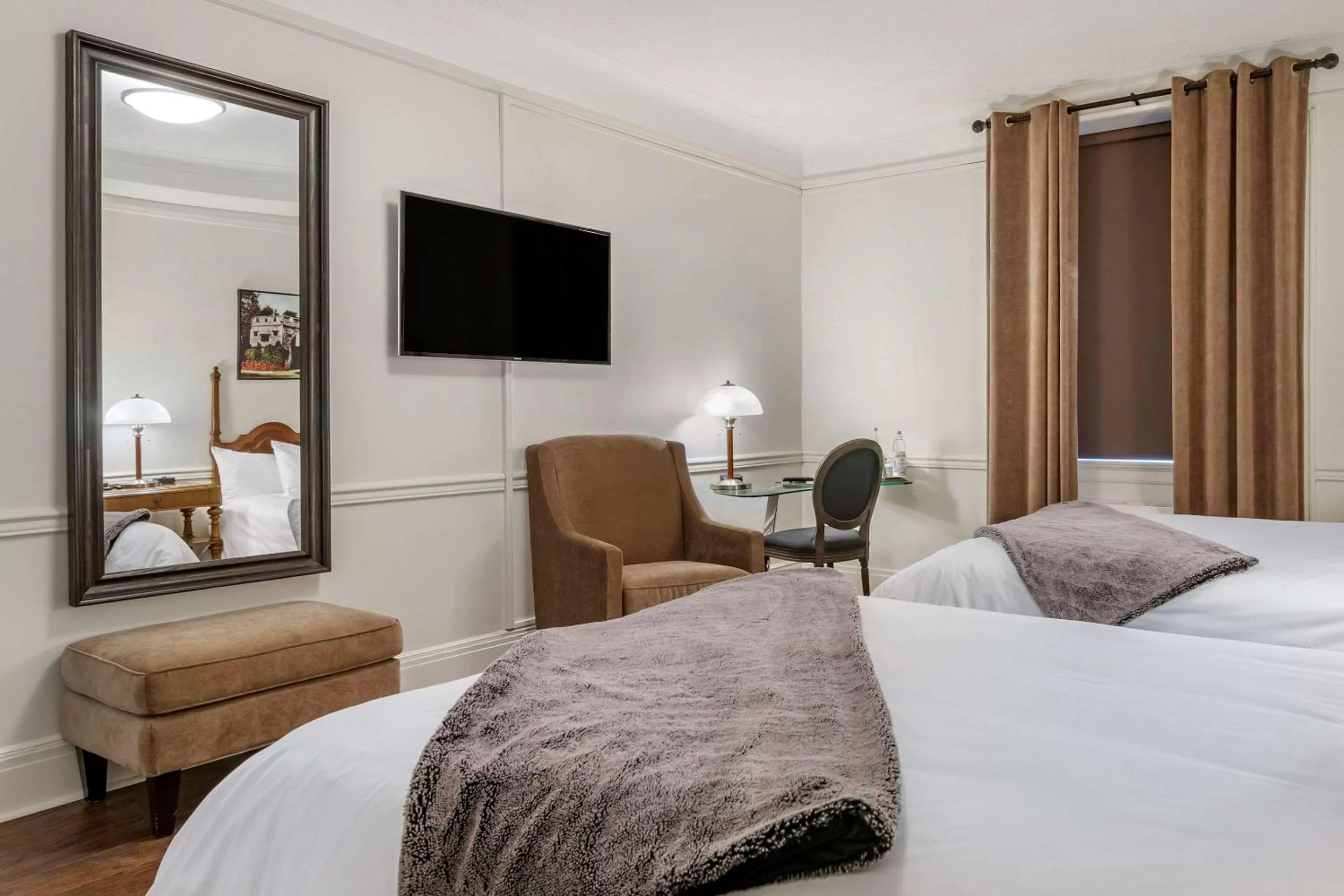 Photo of the whole room, Bed in The Fort Garry Hotel, Spa and Conference Centre, an Ascend Collection Hotel