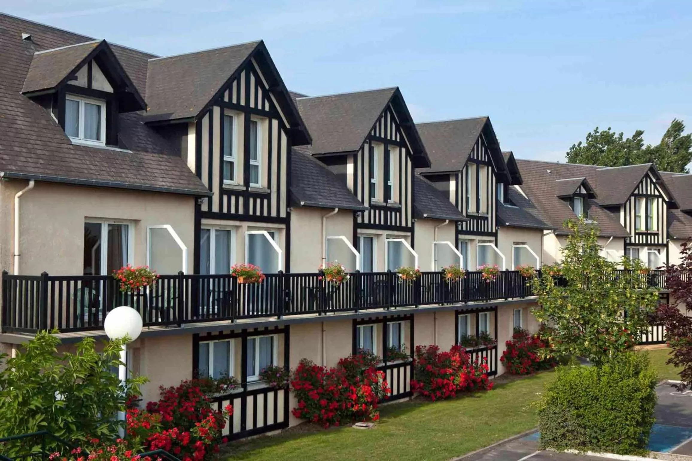 Facade/entrance in Mercure Cabourg Hôtel & Spa
