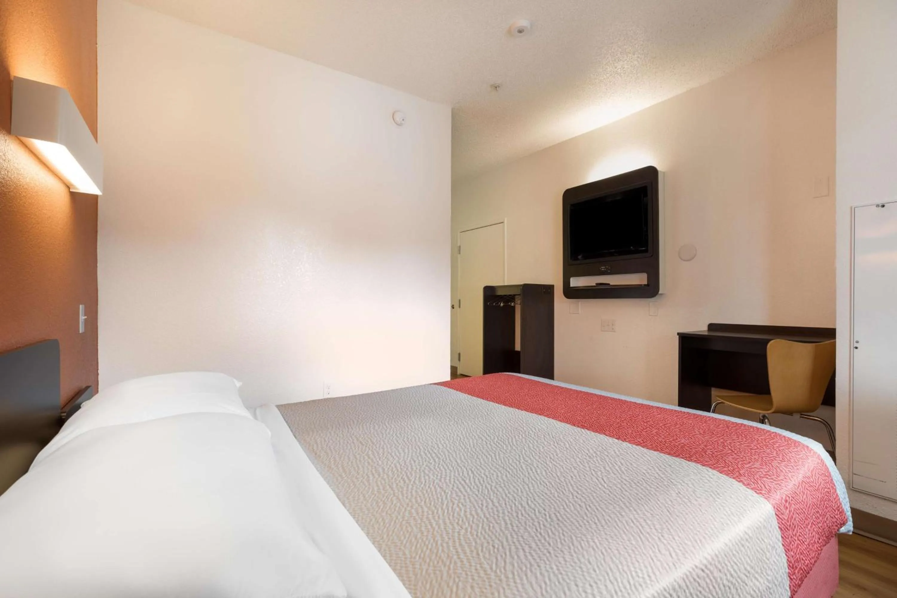 Photo of the whole room, Bed in Motel 6-Orlando, FL - International Dr