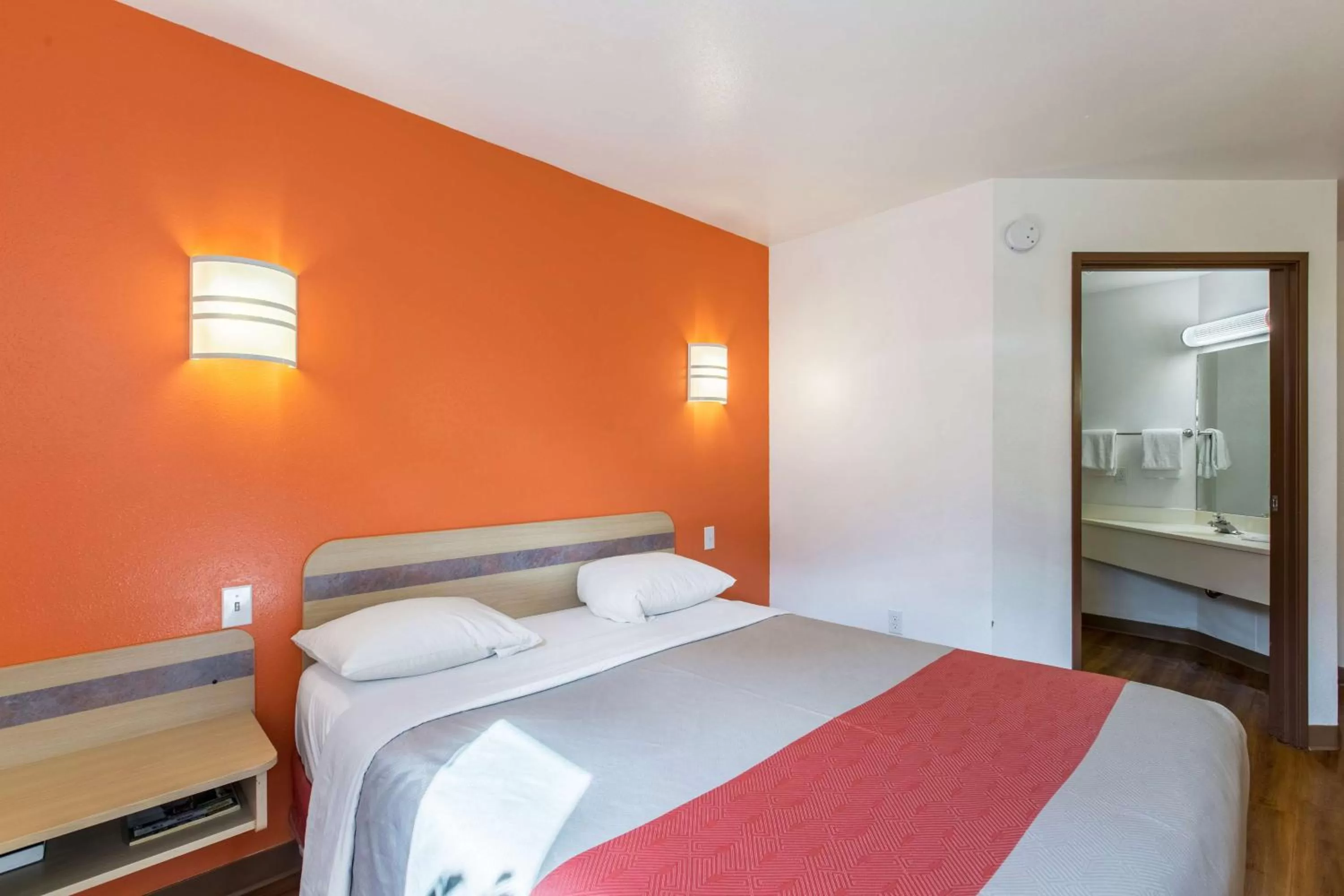 Bedroom, Bed in Motel 6-Baraboo, WI - Lake Delton-Wisconsin Dells