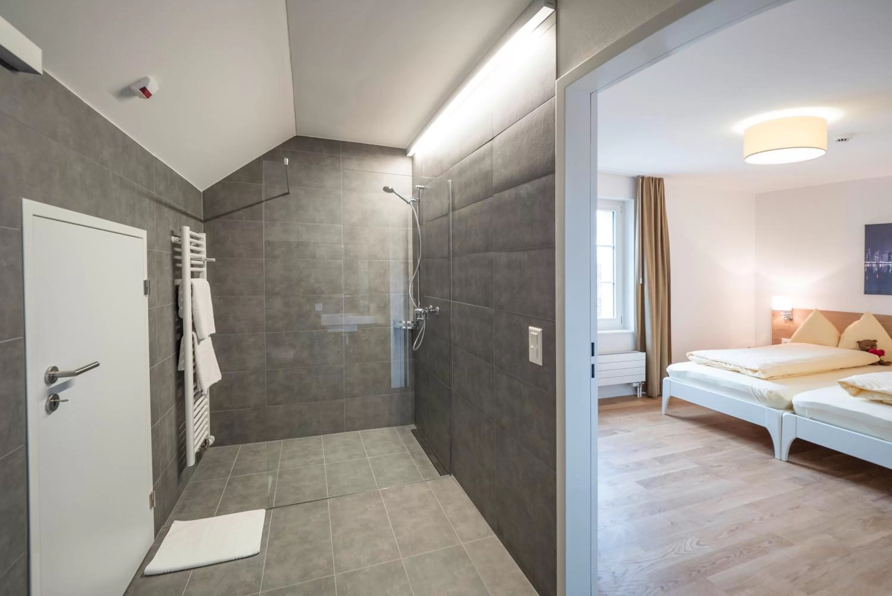 Bathroom, Bed in Aparthotel Bären