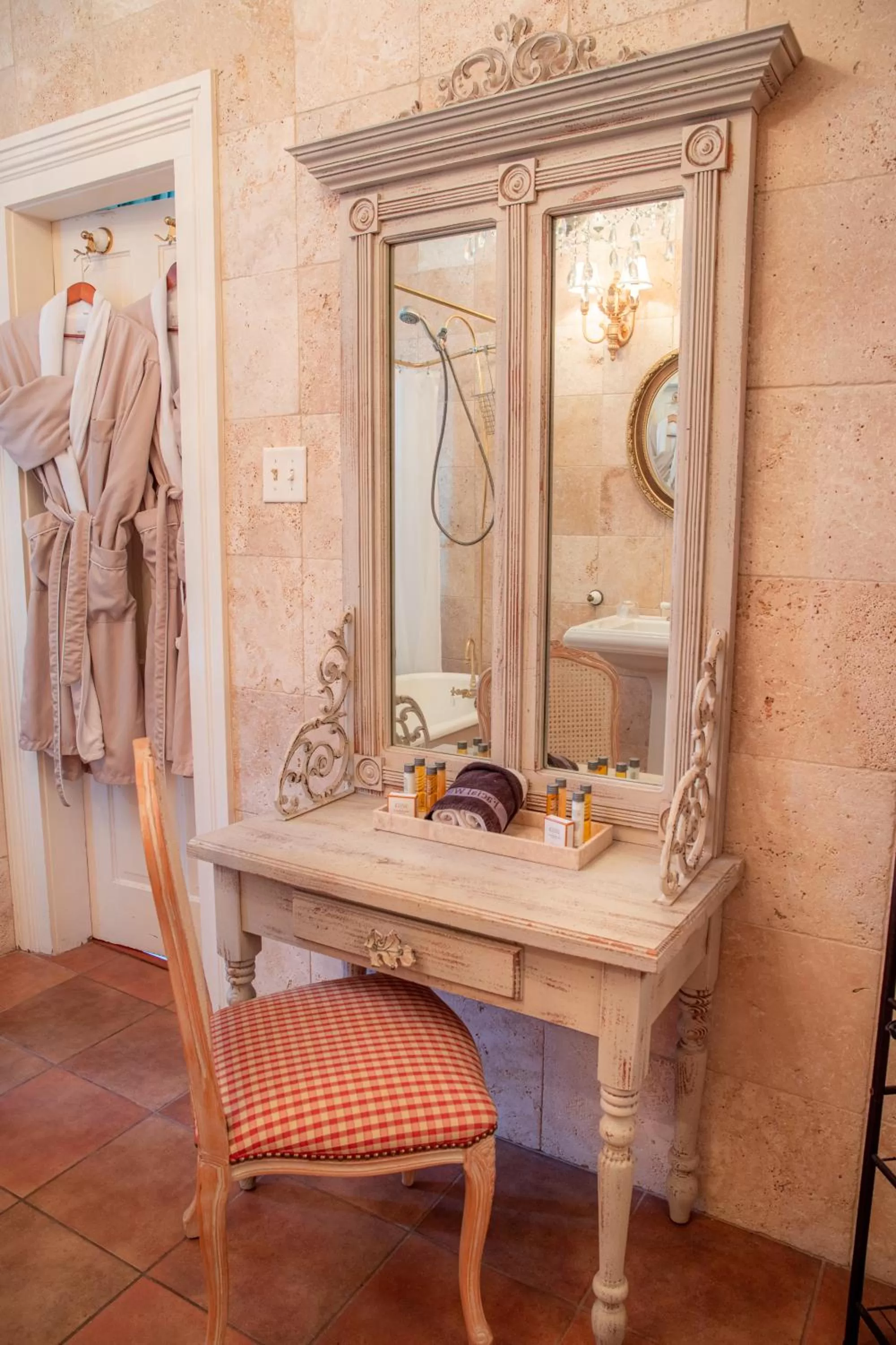 Shower in Justine Inn Savannah