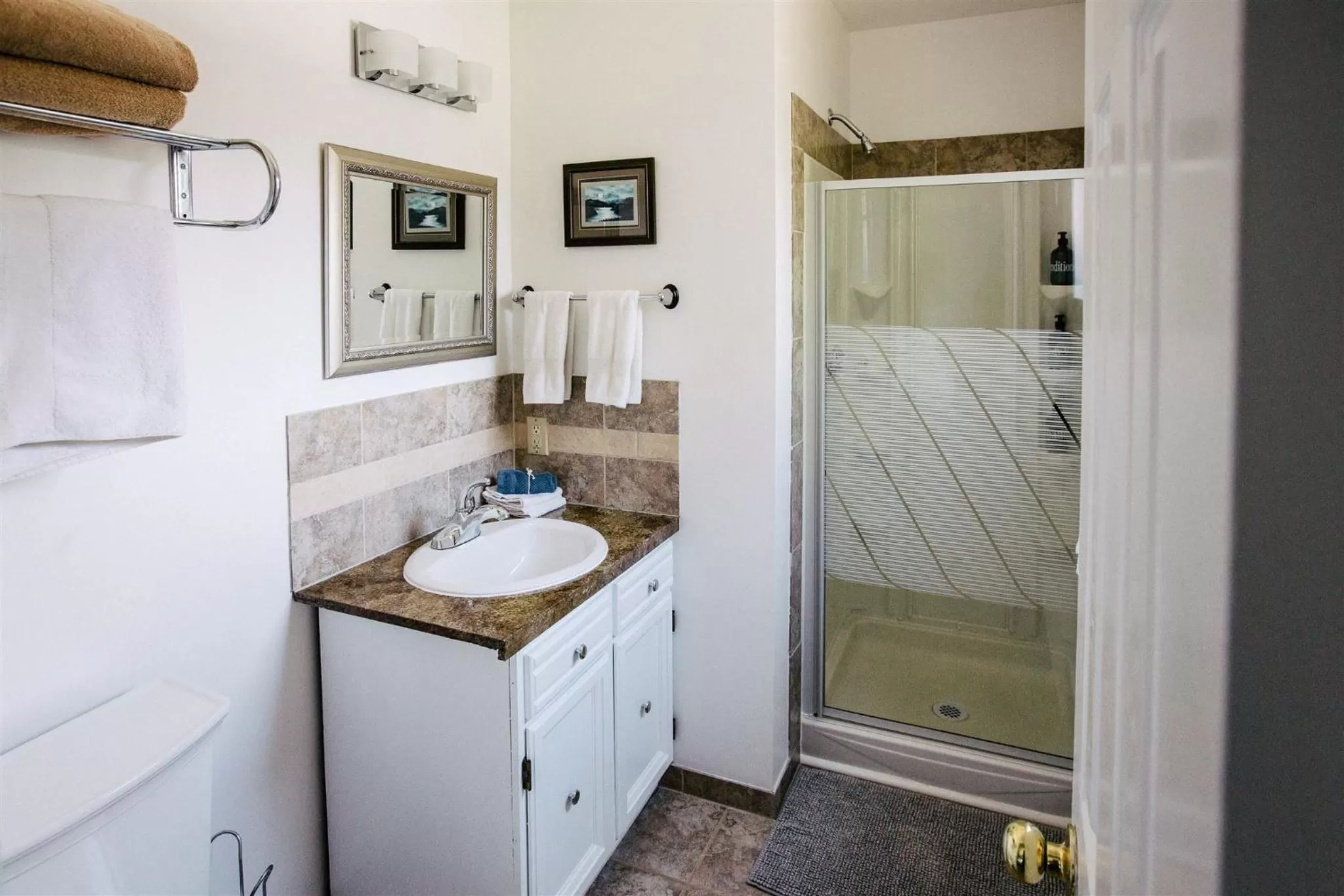 Bathroom in Alpenrose Revelstoke Bed & Breakfast