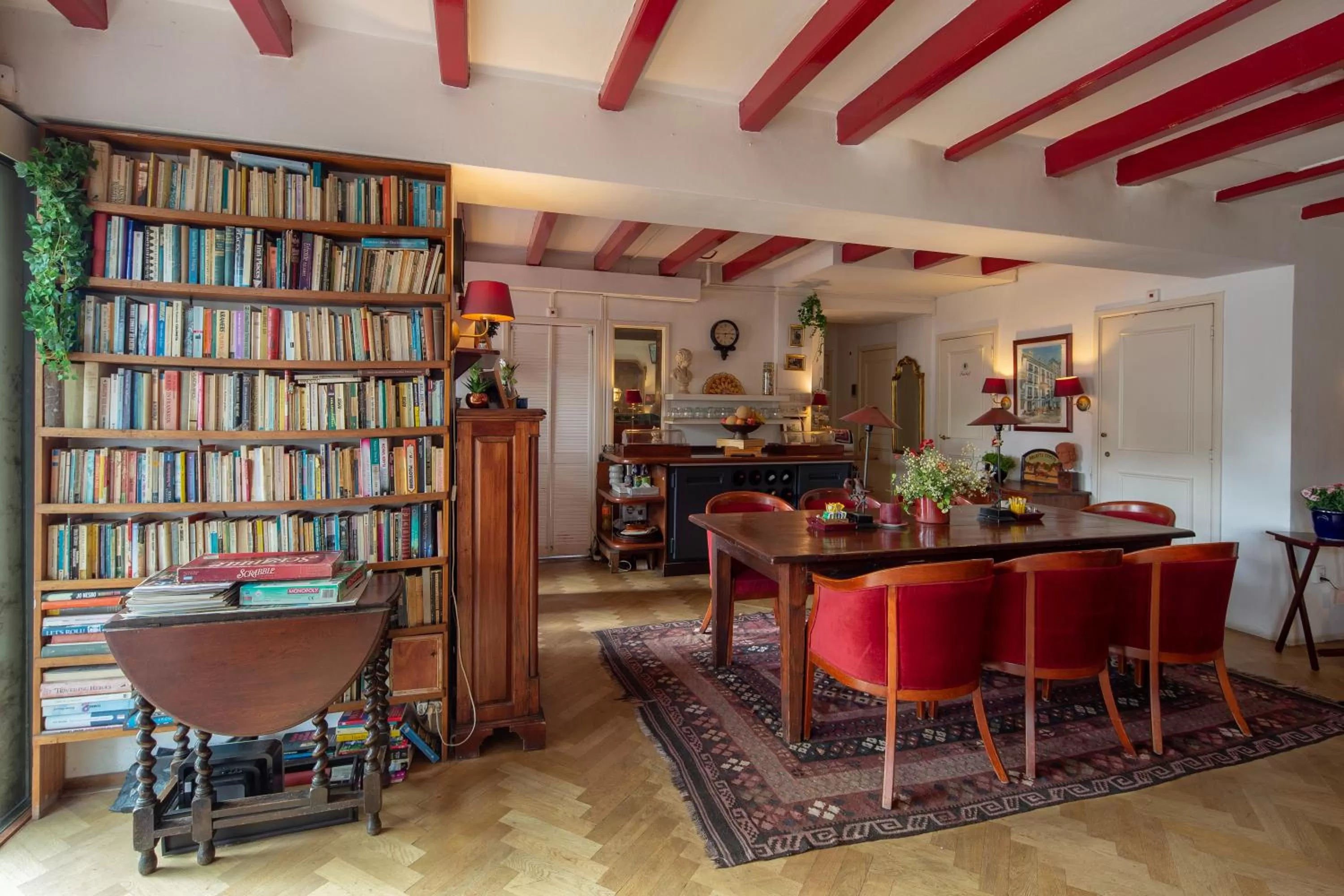 Library in Amsterdam House Hotel