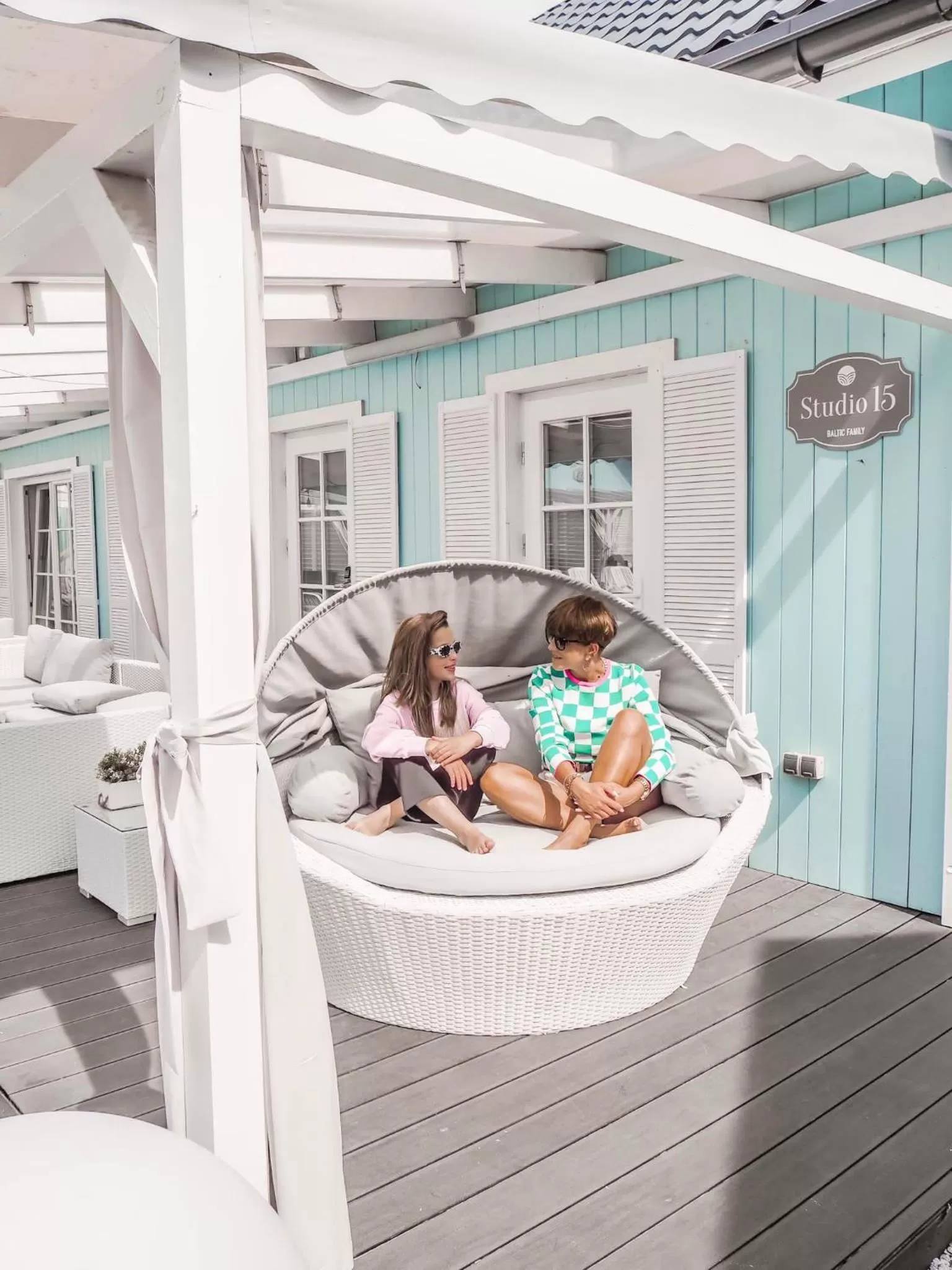 Lounge or bar in Baltic Family - domki całoroczne nad morzem basen kidsclub rowery