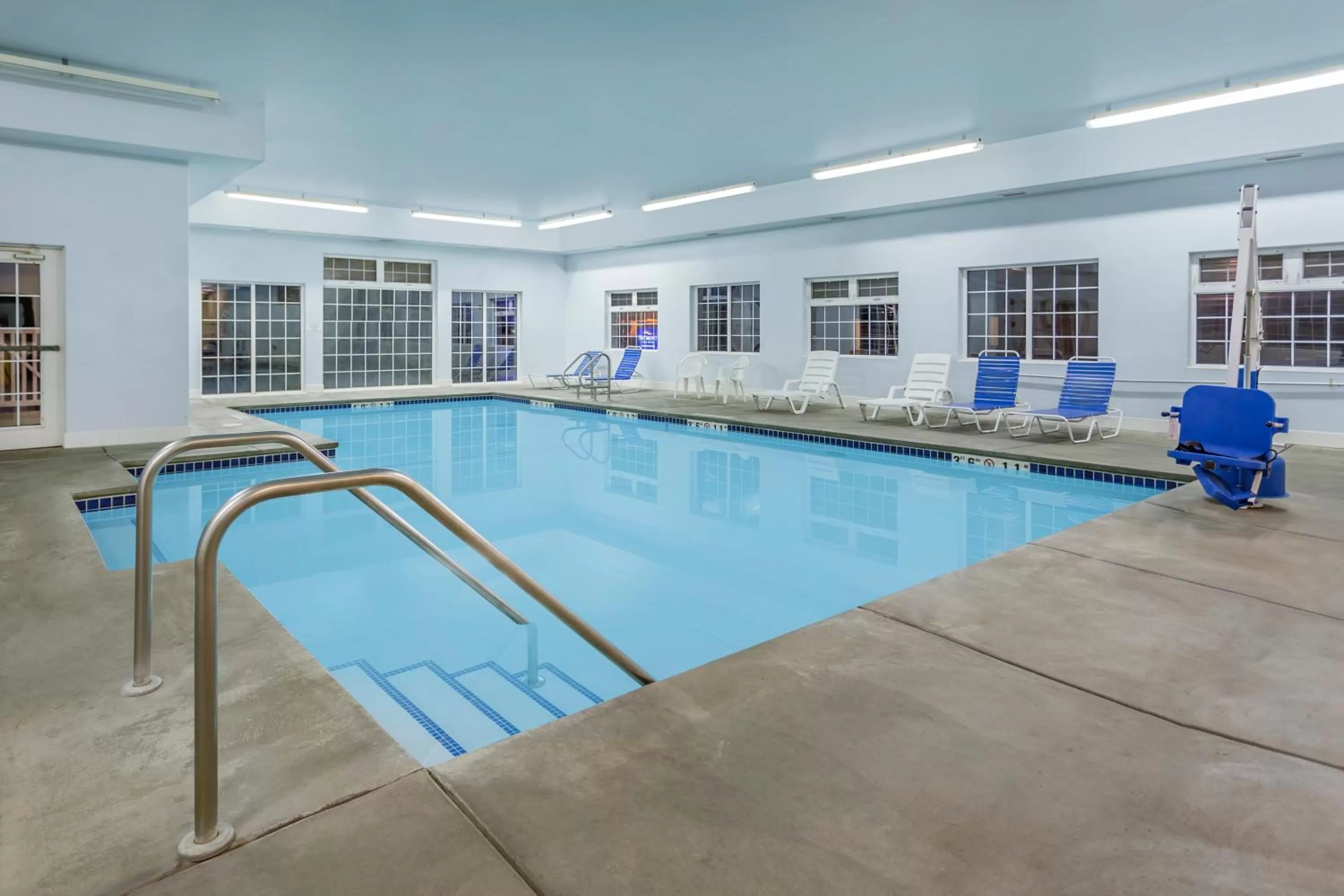 Swimming pool in SilverStone Inn & Suites Spokane Valley