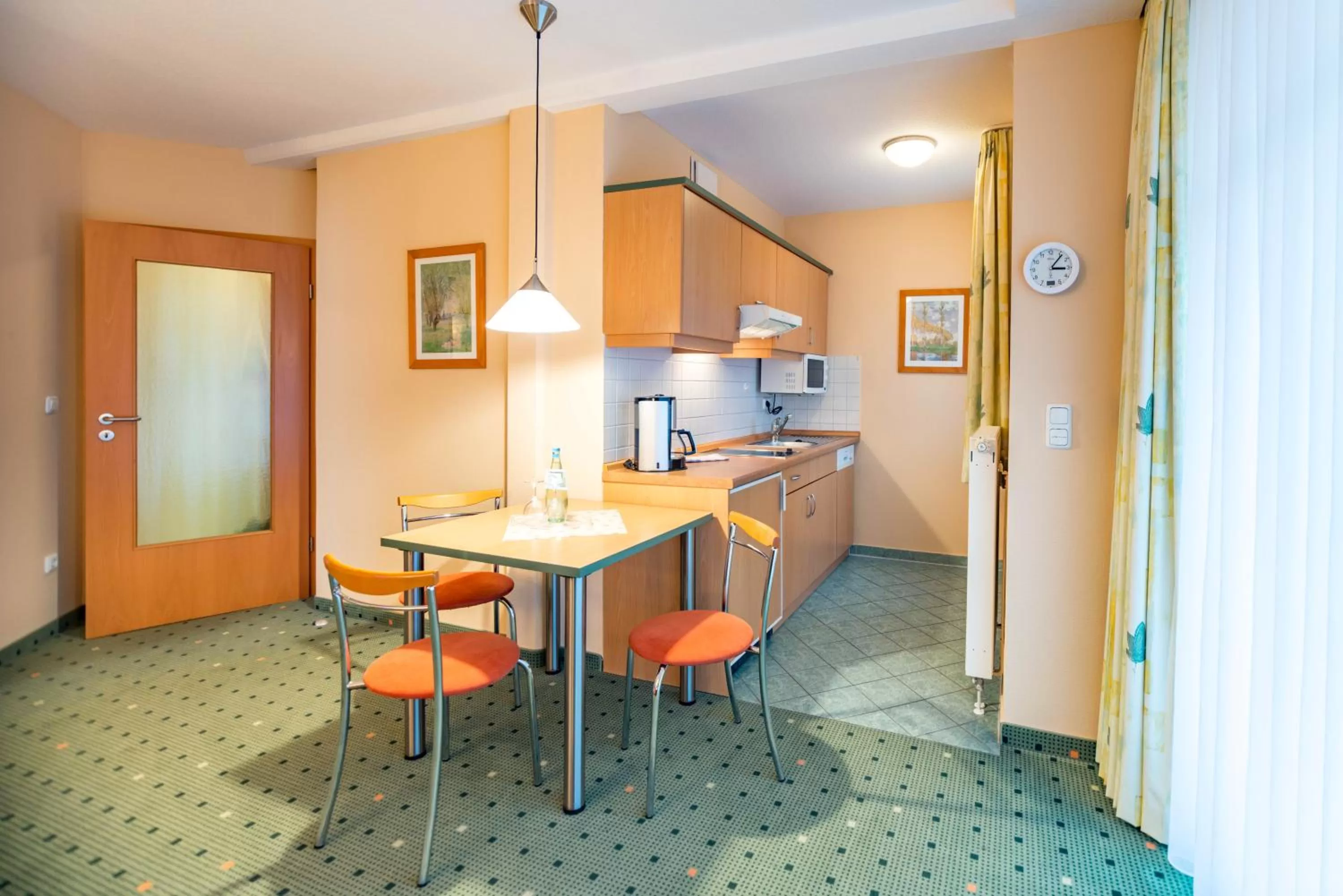 Photo of the whole room, Kitchen/Kitchenette in Am Weststrand Apartmenthaus Waldeck