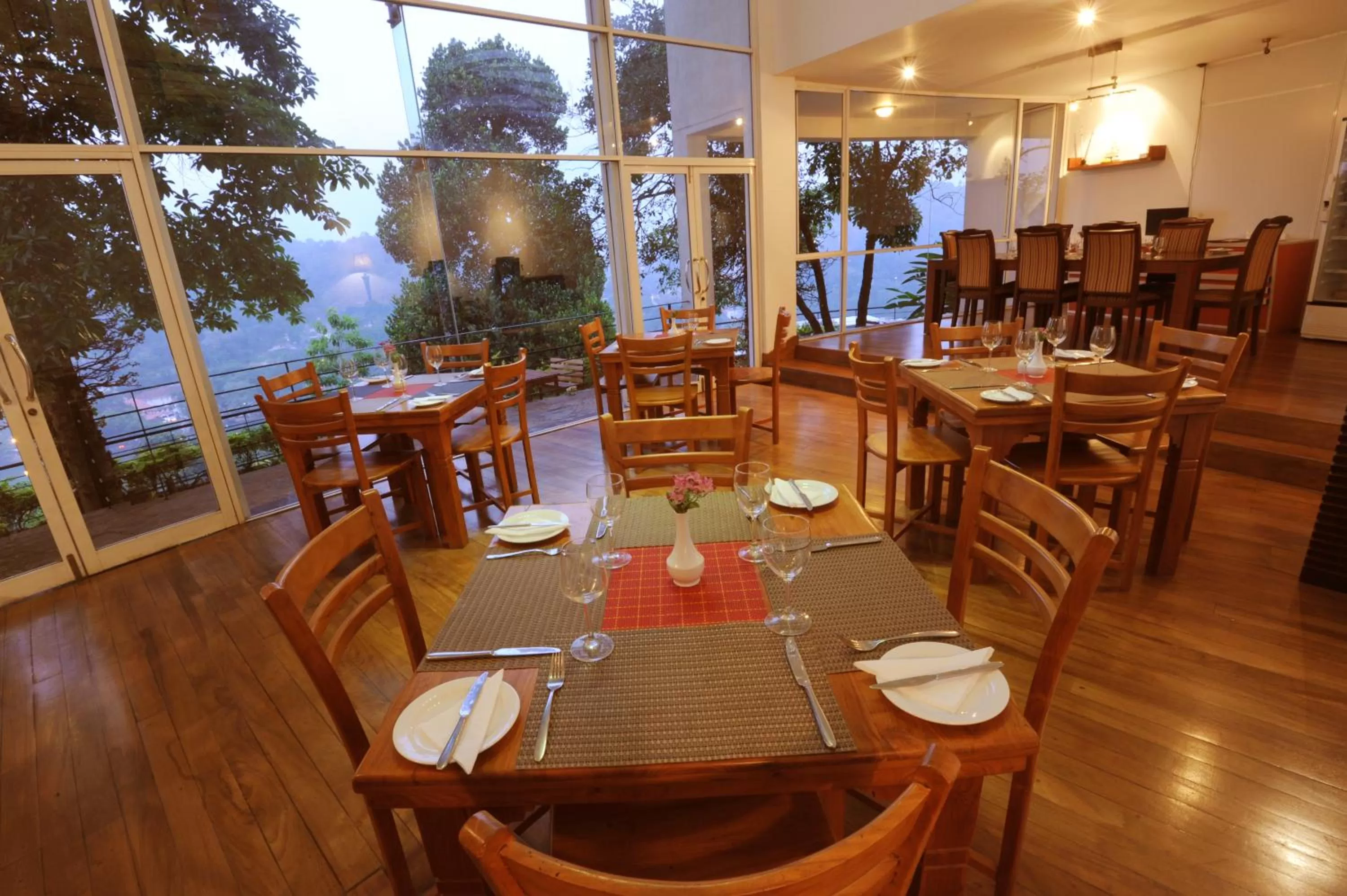 Restaurant/places to eat in Hotel See Kandy