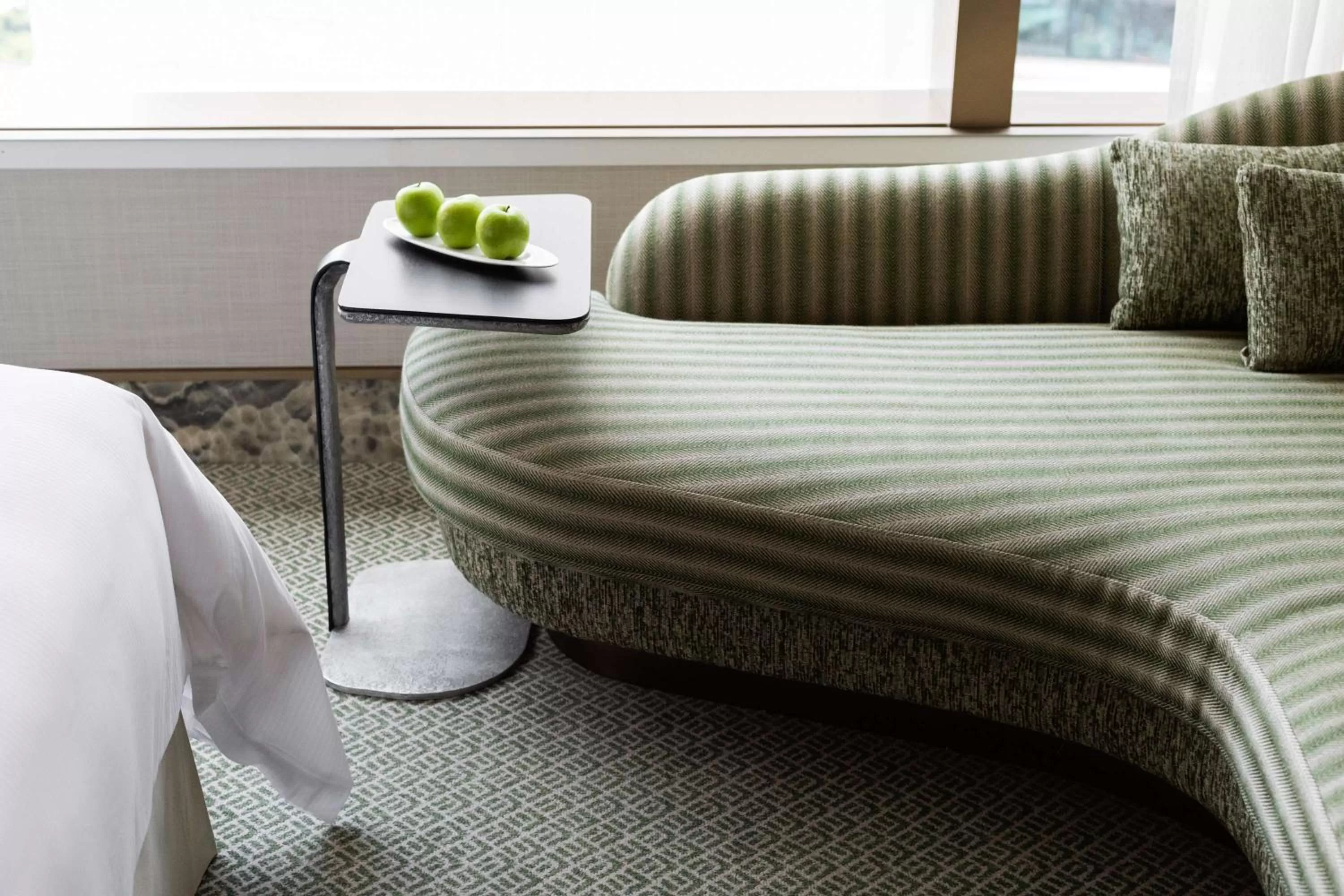 Island Shangri-La Grand Premier Peak View King Room (Newly Renovated) in Island Shangri-La, Hong Kong