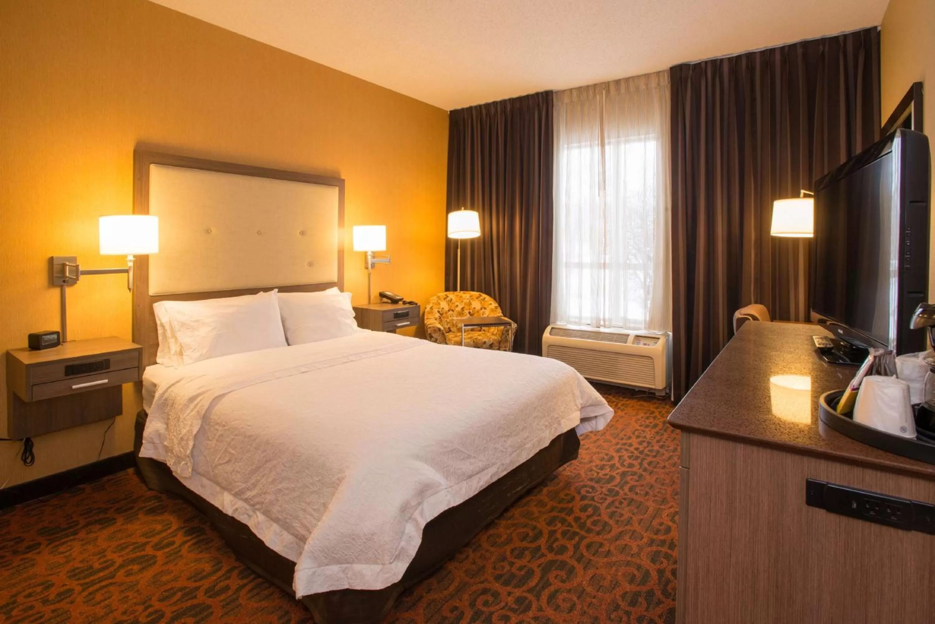 Bedroom, Bed in Hampton Inn Toronto-Mississauga West