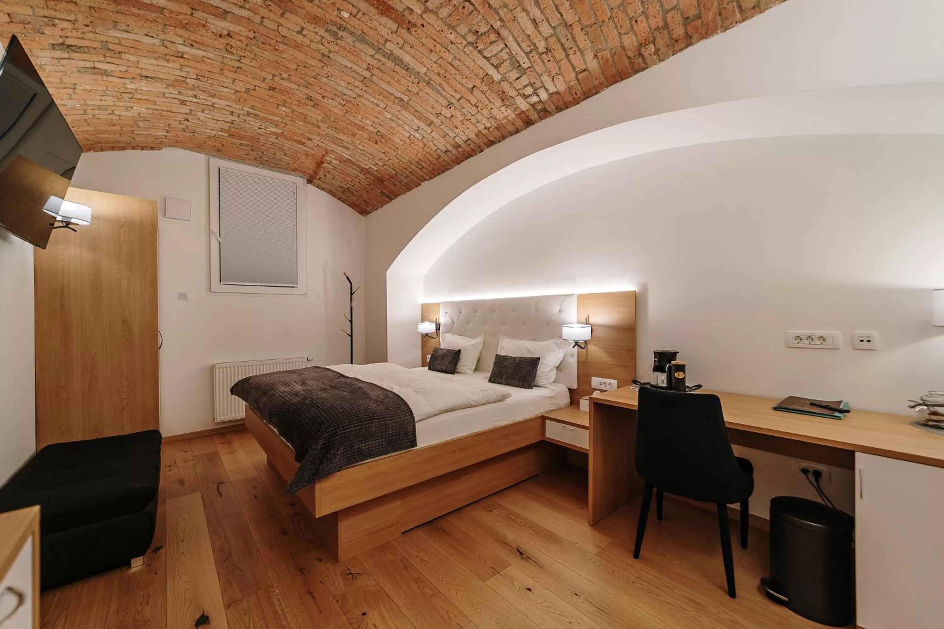 Property building, Bed in Operna klet Ljubljana