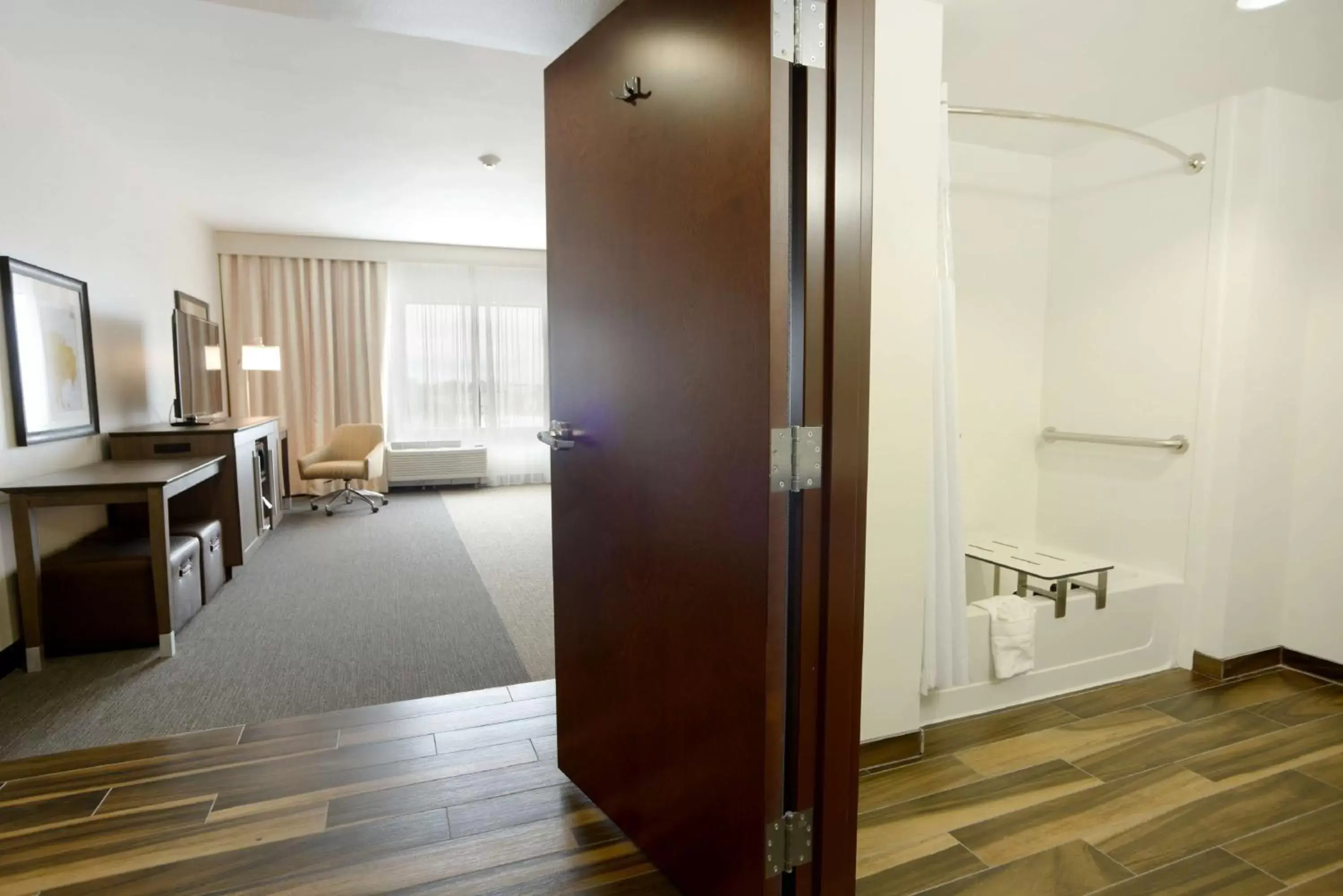 King Room with Bath Tab - Mobility/Hearing Accessible - Non-Smoking in Hampton Inn & Suites Ponca City King Room with Bath Tab - Mobility/Hearing Accessible - Non-Smoking in Hampton Inn & Suites Ponca City