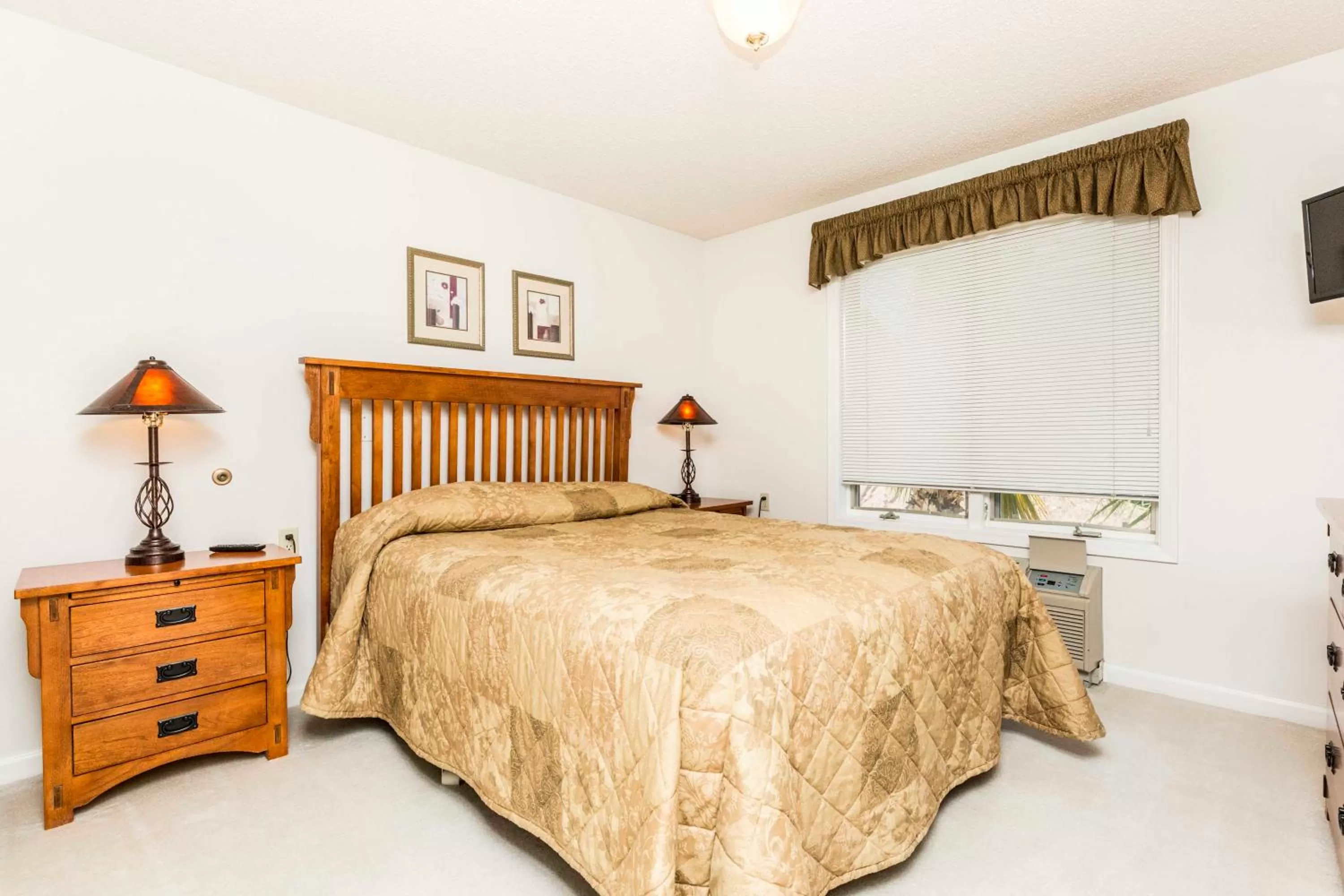 Bedroom, Bed in Mojave Edge