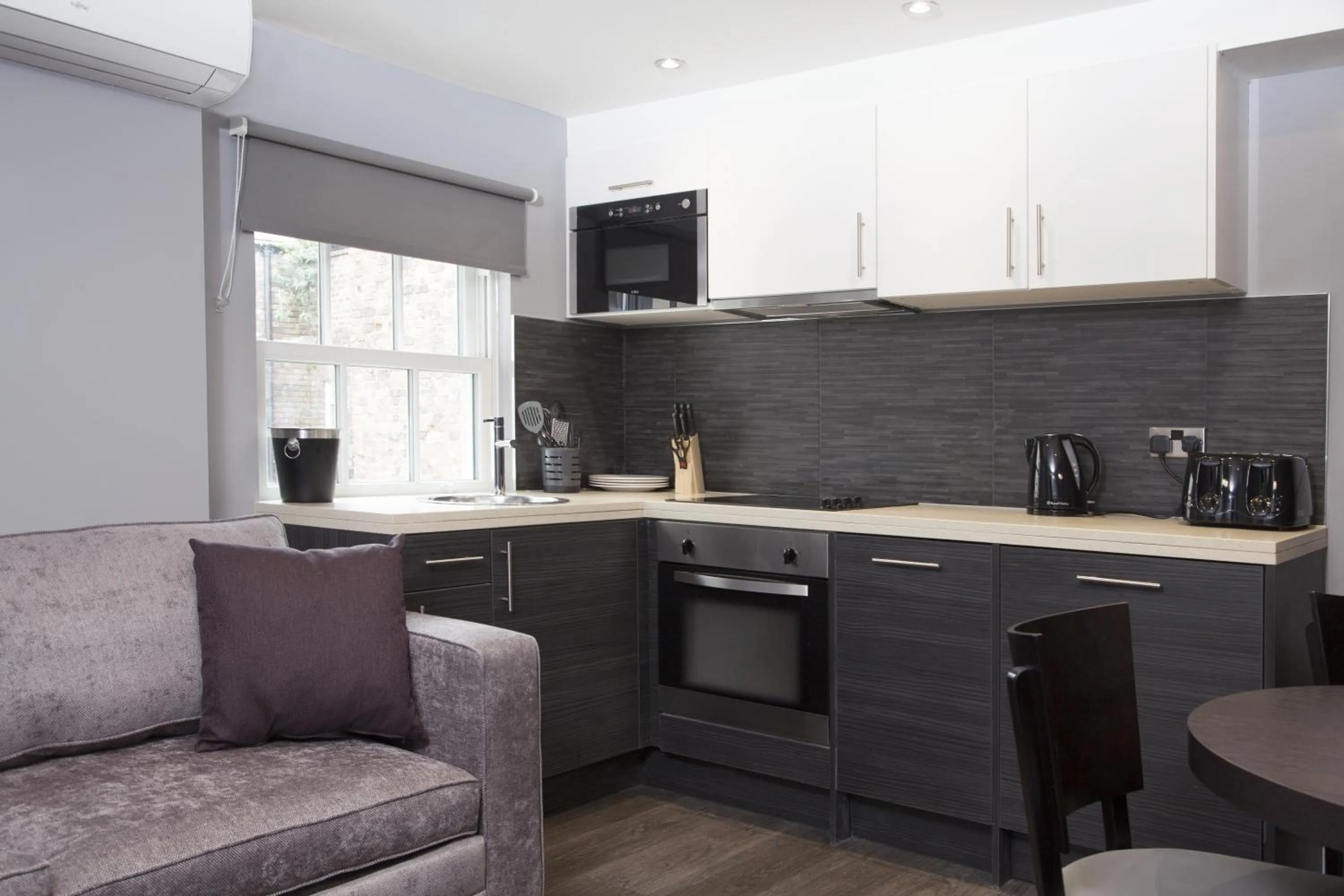 Superior- Luxe Studio (Sleeps 4) in EPIC Apartments Duke Street