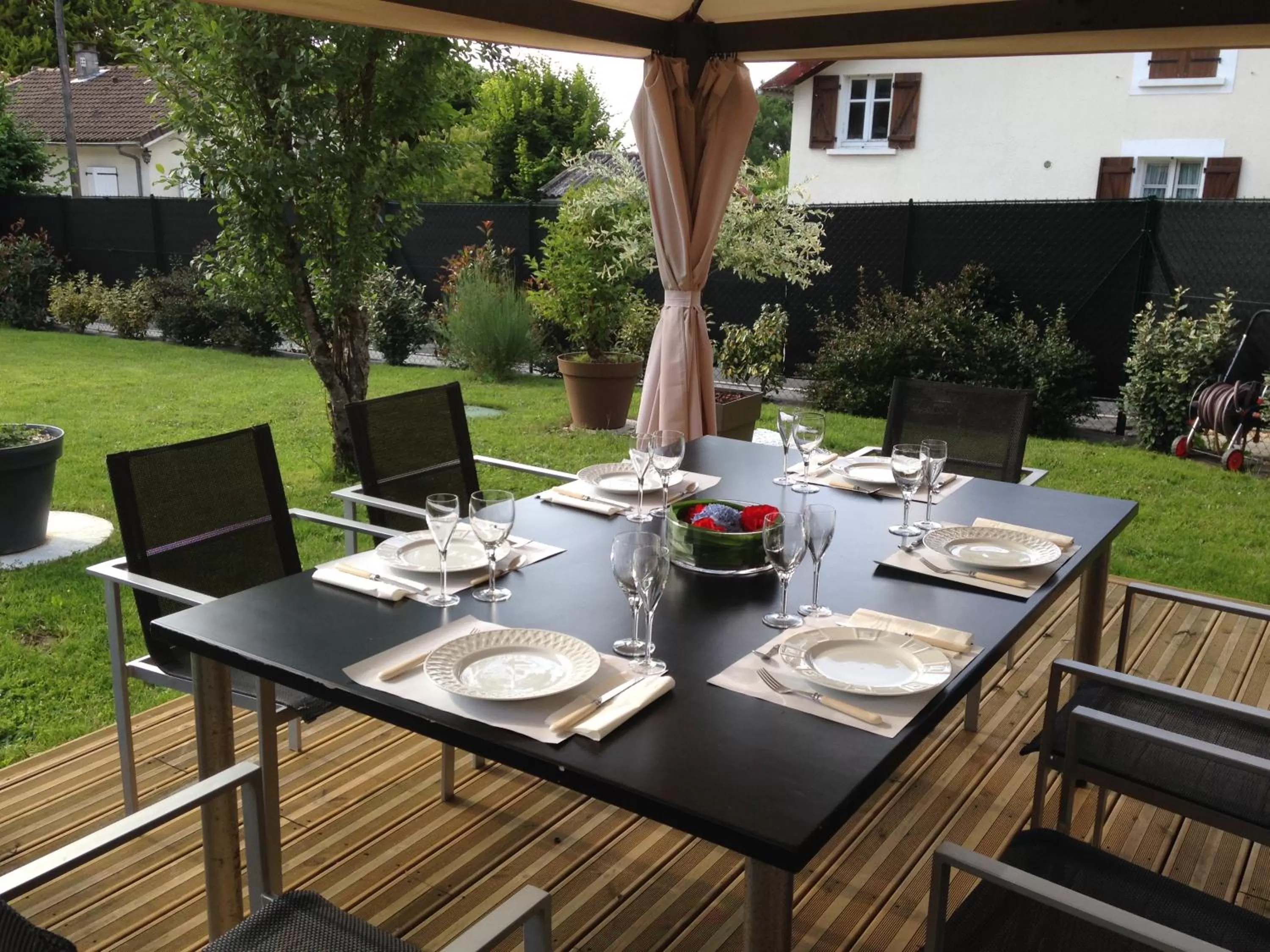 Patio, Restaurant/Places to Eat in Les Chambres Lauryvan