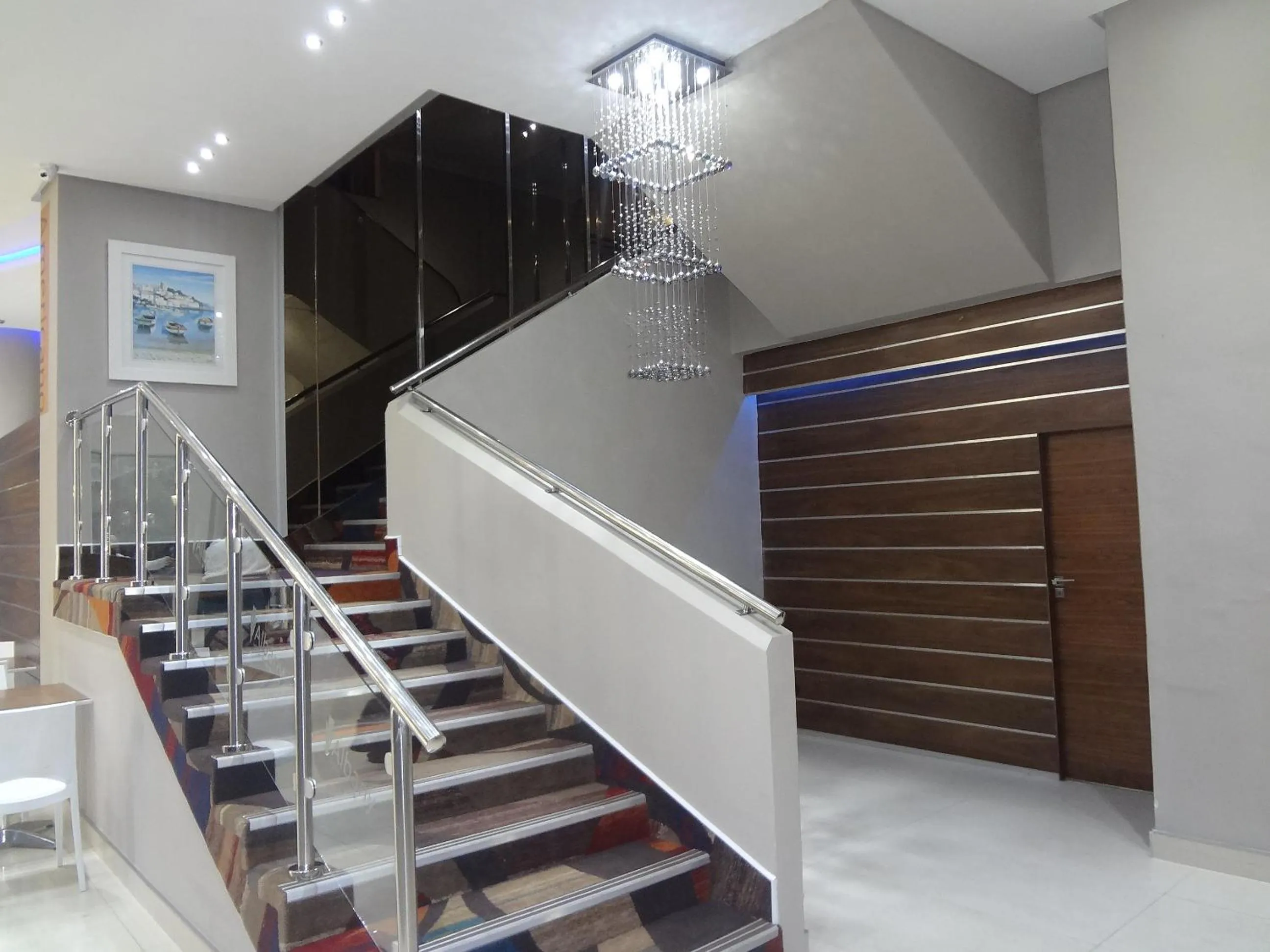 Restaurant/places to eat in Albany Hotel