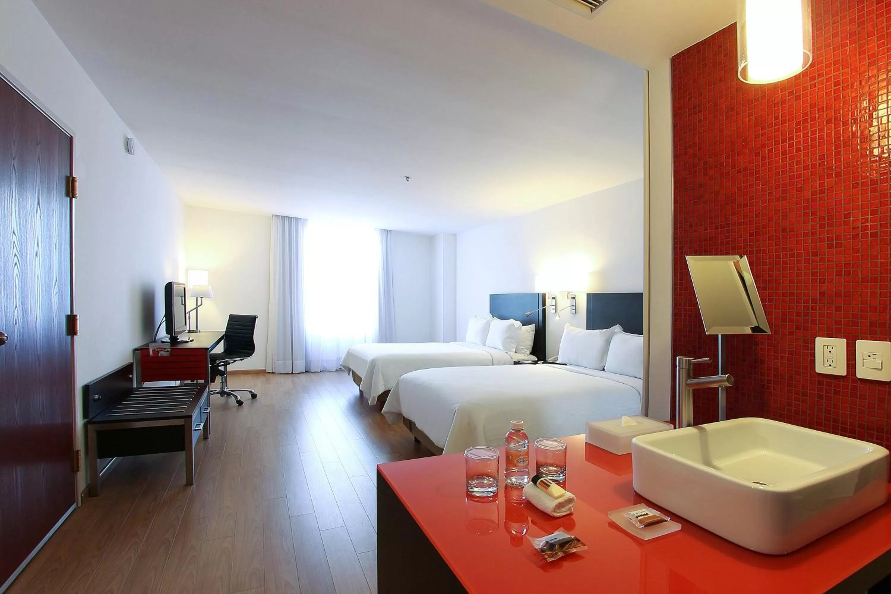 Photo of the whole room, Bed in Fiesta Inn Express Naucalpan