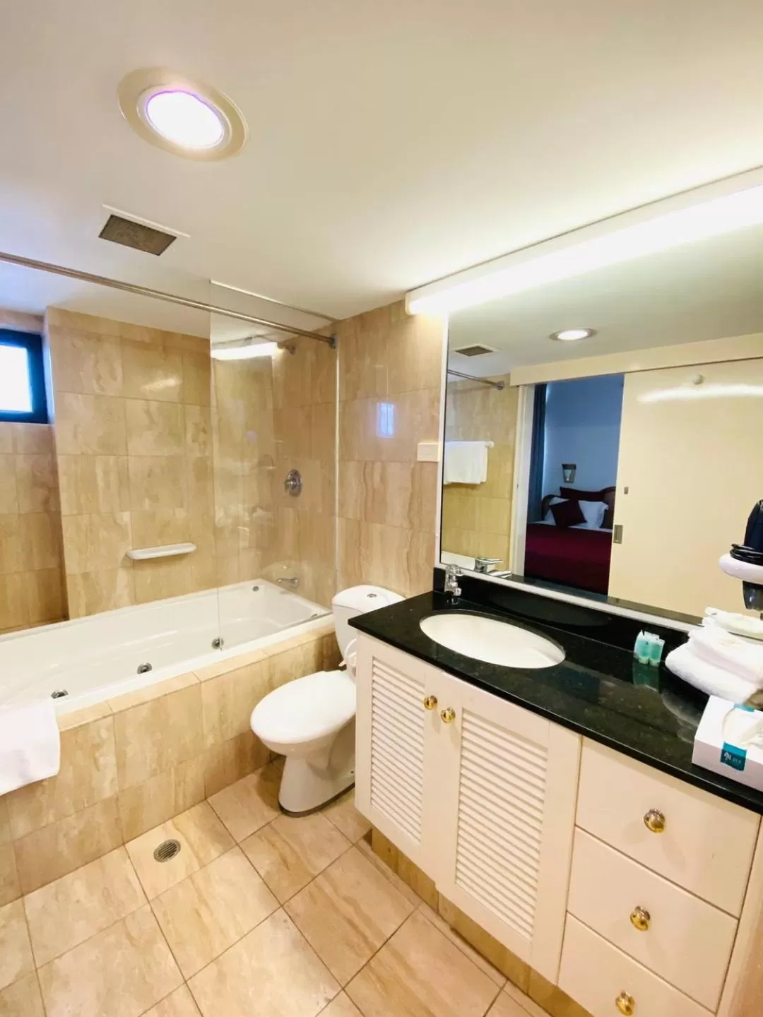 Bathroom in Acacia Court Hotel