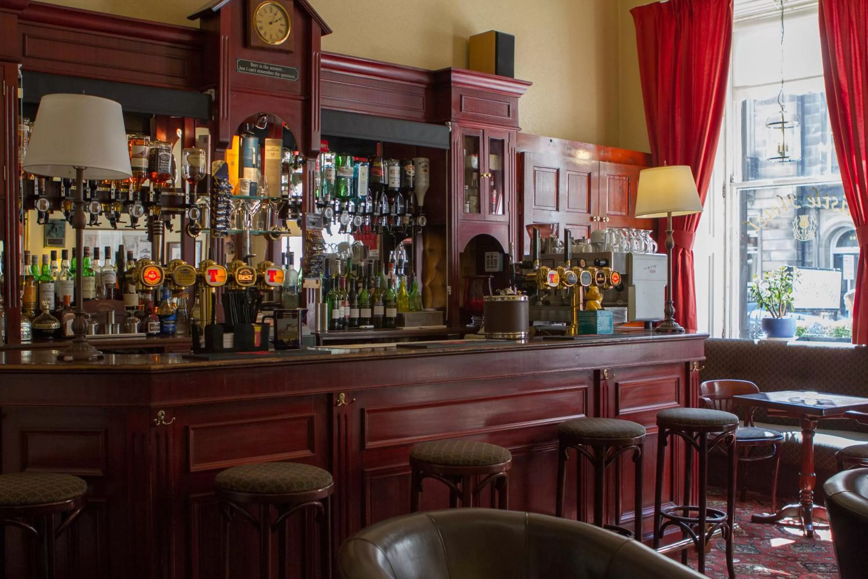 Lounge or bar in Thistle Hotel