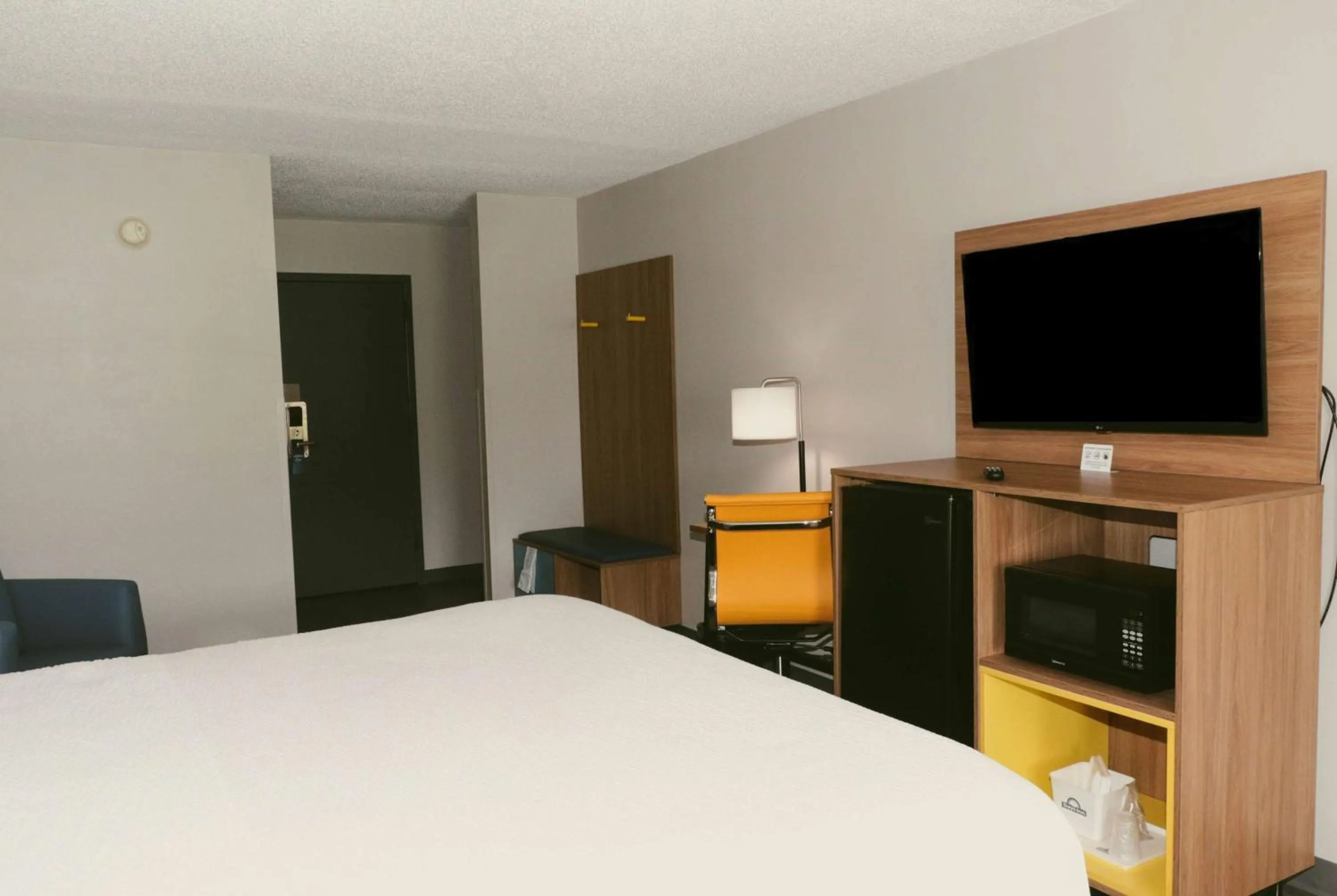 Photo of the whole room, Bed in Days Inn by Wyndham Farmville