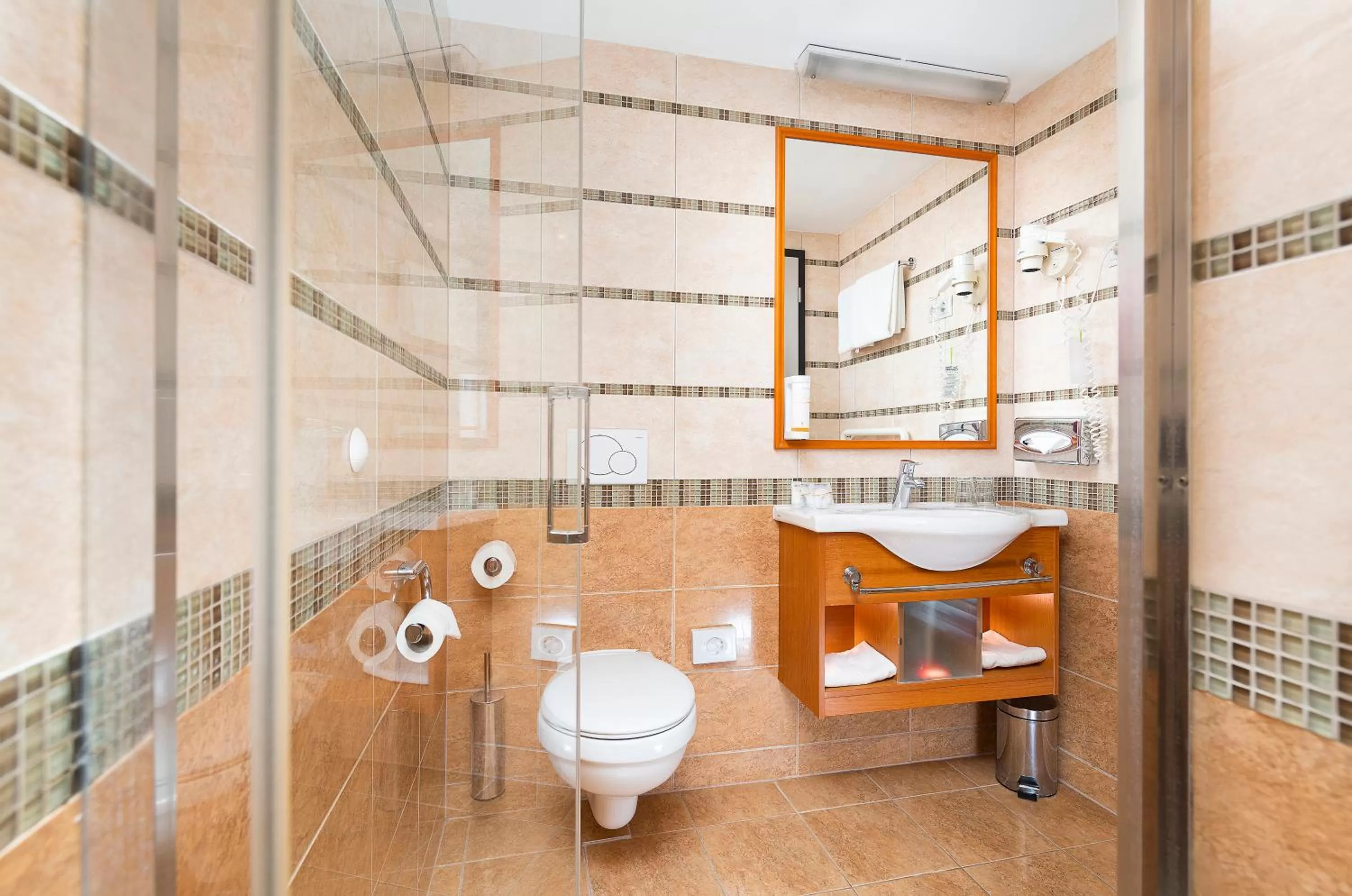 Shower in Three Corners Hotel Art