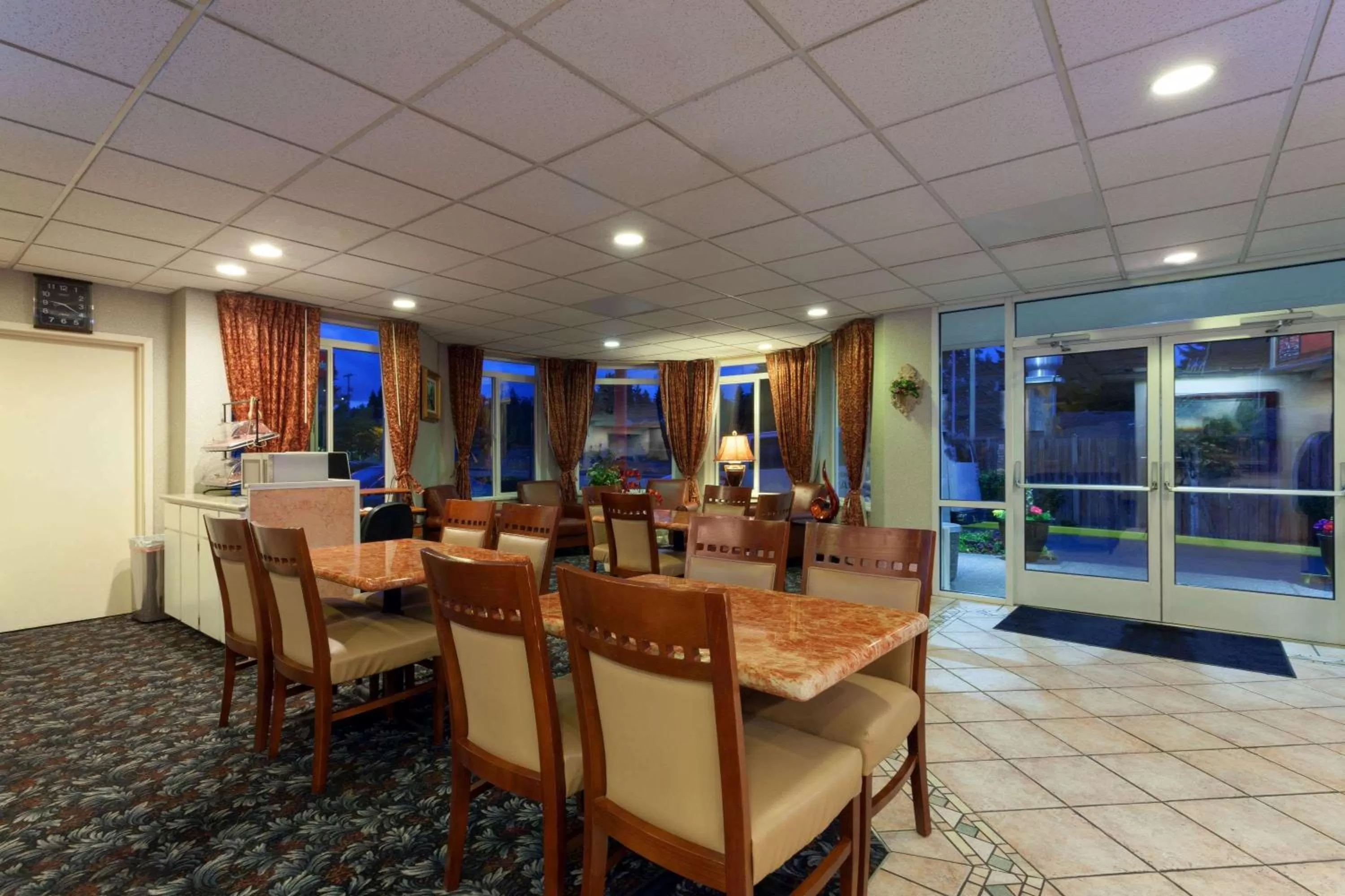 Lobby or reception in Ramada by Wyndham SeaTac Airport North