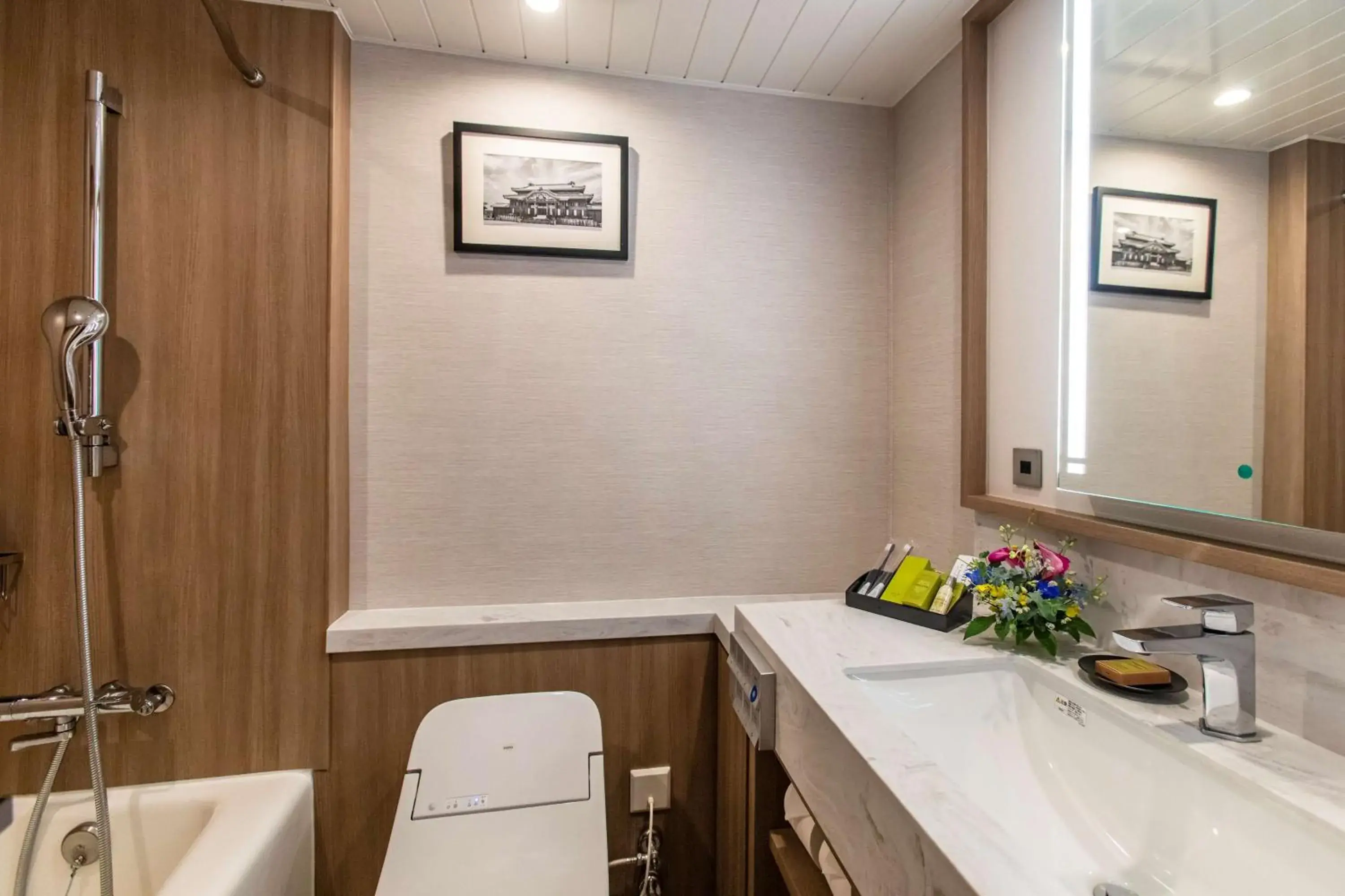 Deluxe Twin Room in DoubleTree by Hilton Hotel Naha Shuri Castle Deluxe Twin Room in DoubleTree by Hilton Hotel Naha Shuri Castle