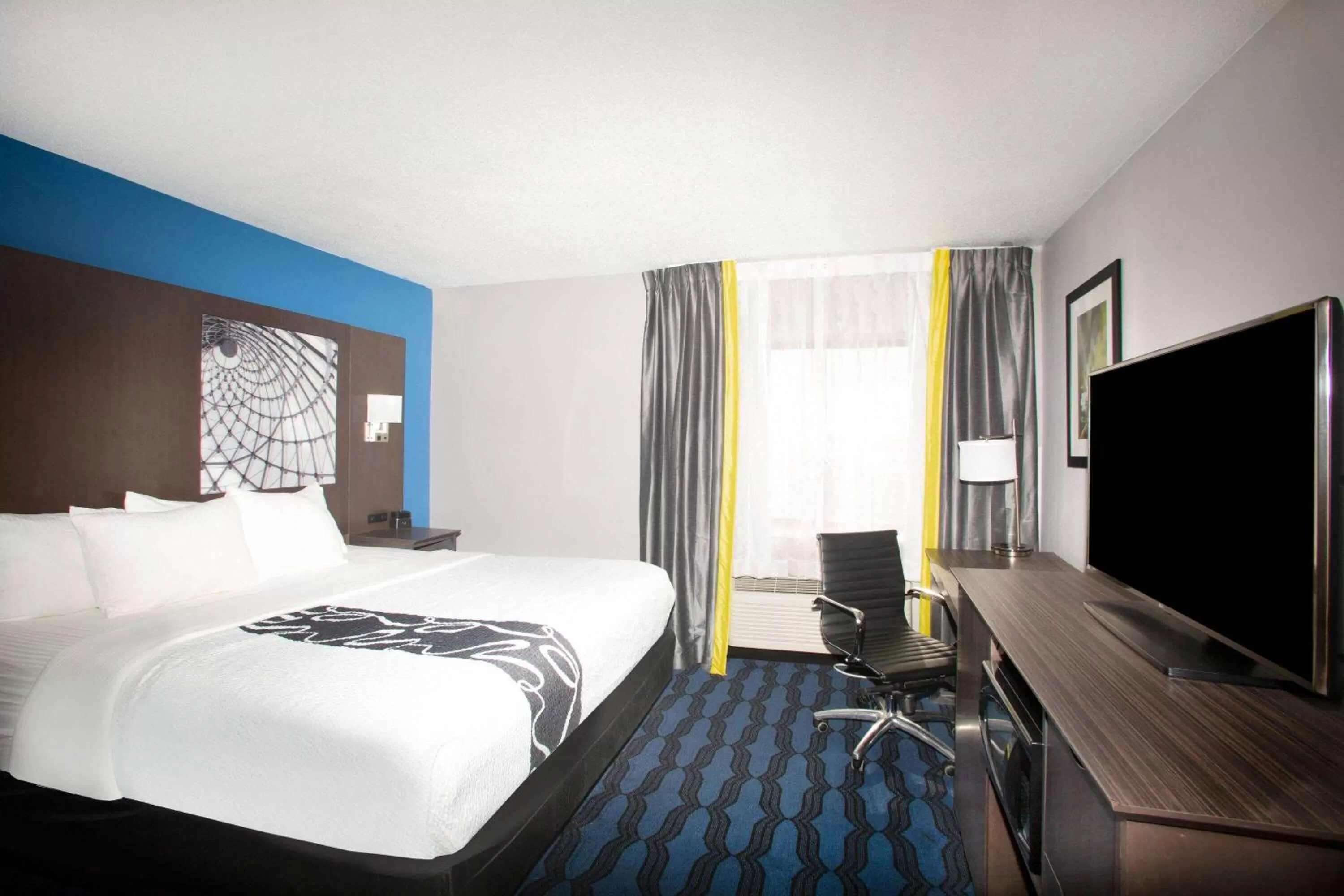 Photo of the whole room, Bed in La Quinta Inn by Wyndham St. Louis Hazelwood - Airport North