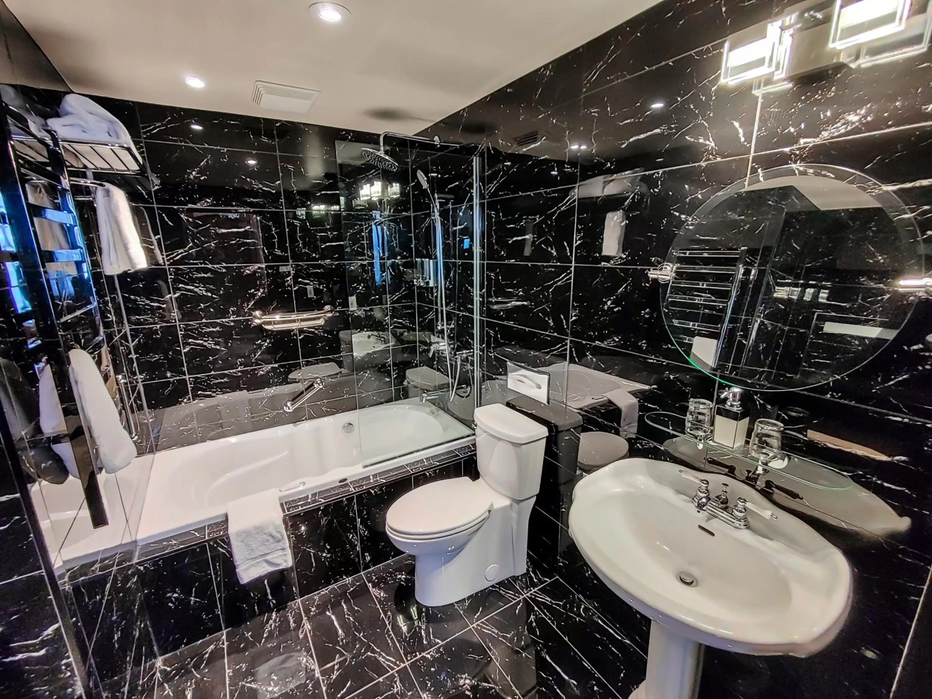 Bathroom in Le Clos Saint-Louis - Par Aneyro