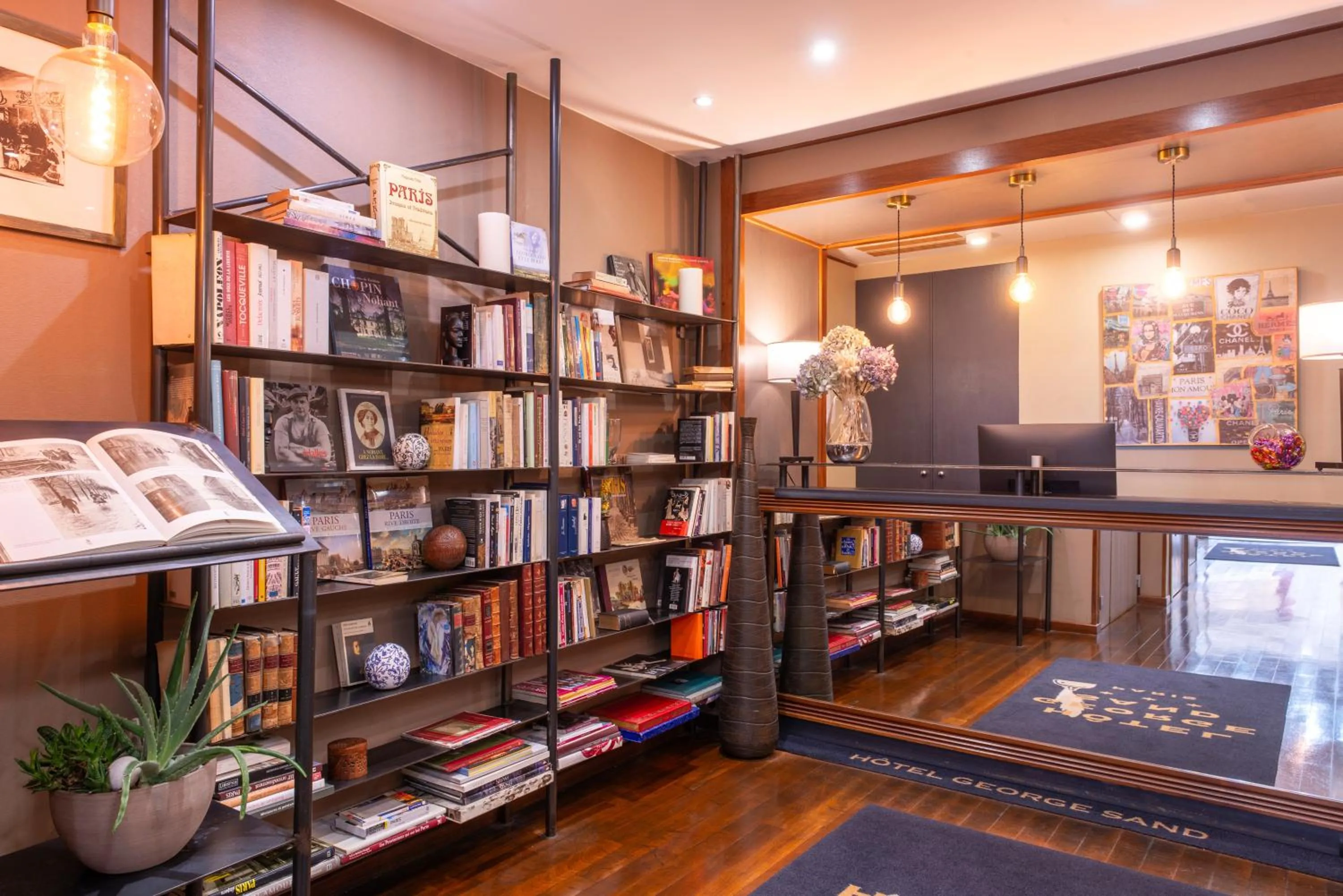 Library in Hotel George Sand Opéra Paris
