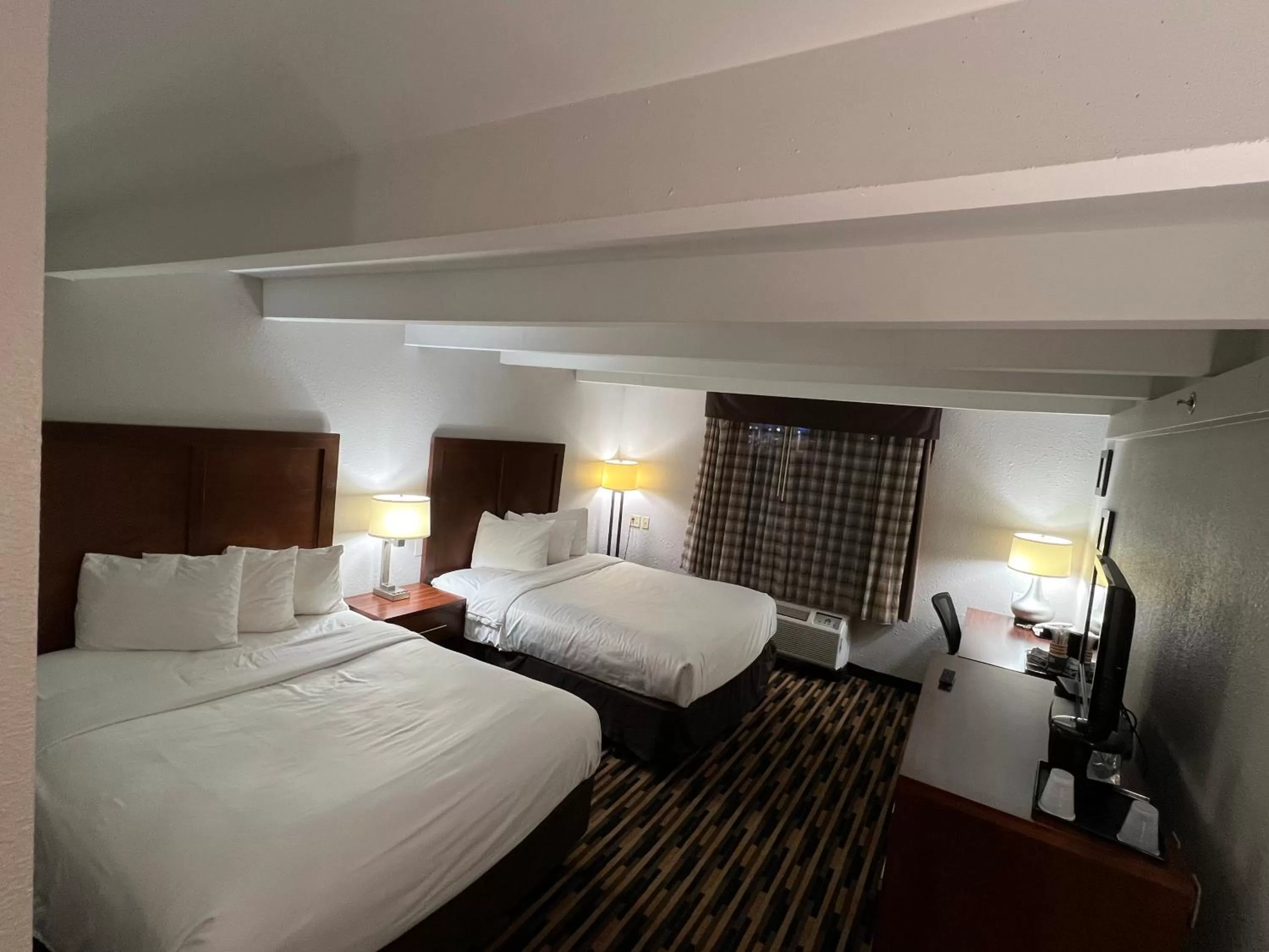 Photo of the whole room, Bed in Country Inn & Suites by Radisson, Battle Creek, MI