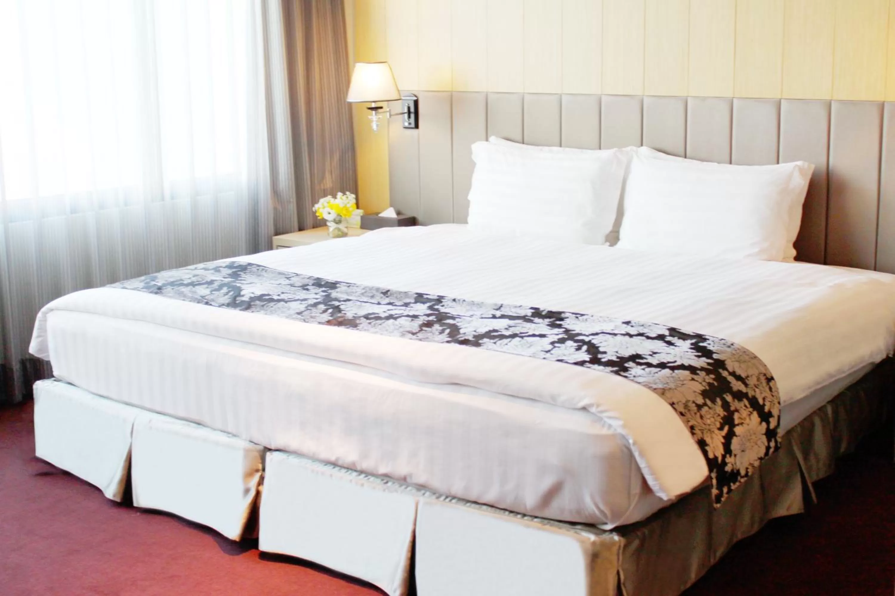 Bed in Golden Tulip Zhong Xin Hotel Taichung