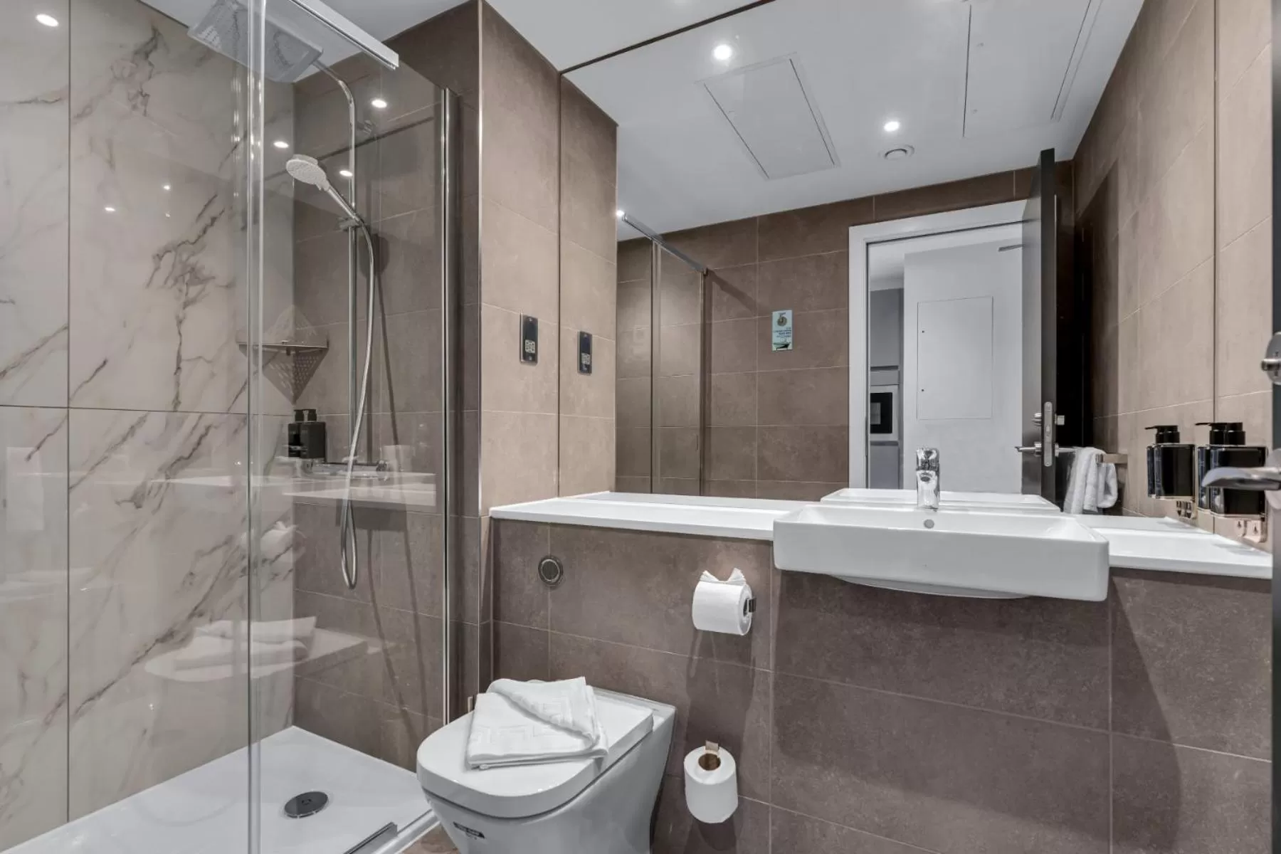 Bathroom in Roomzzz Edinburgh