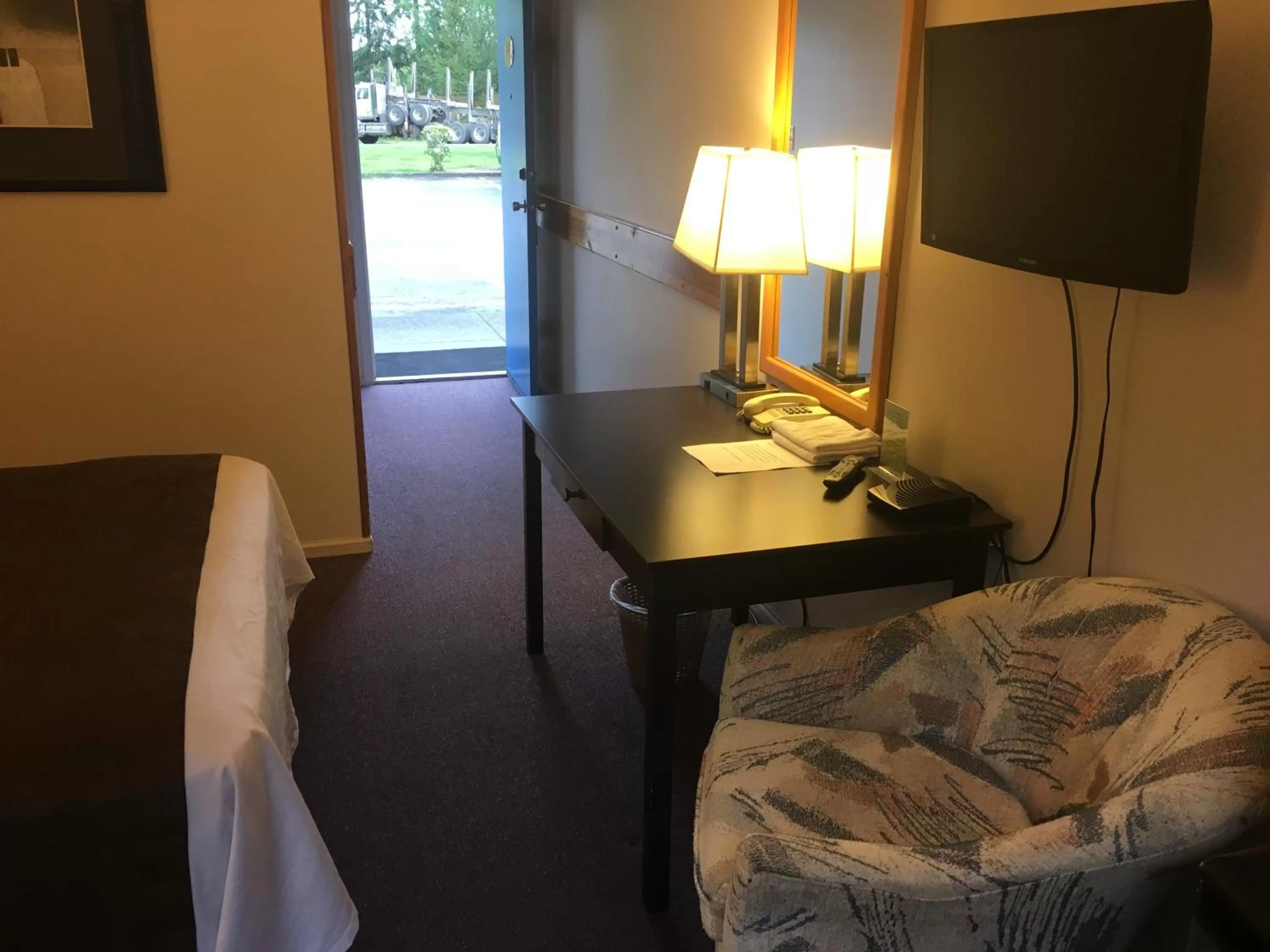 Bed in Fuller Lake Chemainus Motel