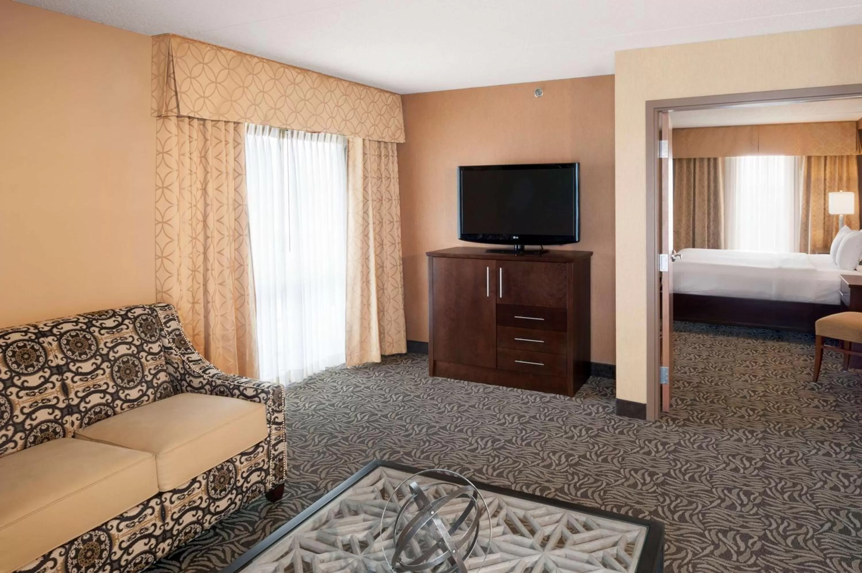 Living room, Bed in DoubleTree by Hilton Bay City - Riverfront