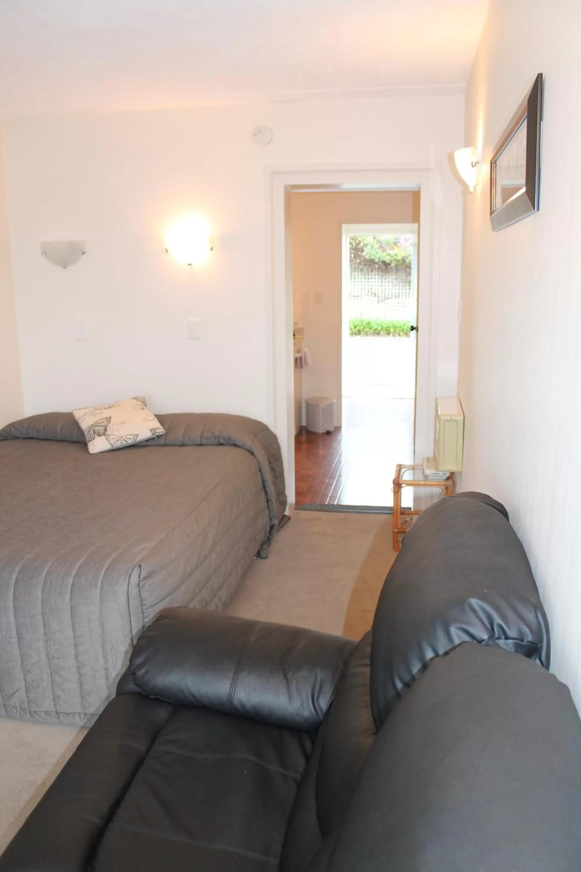 Living room, Bed in Riverview Motel