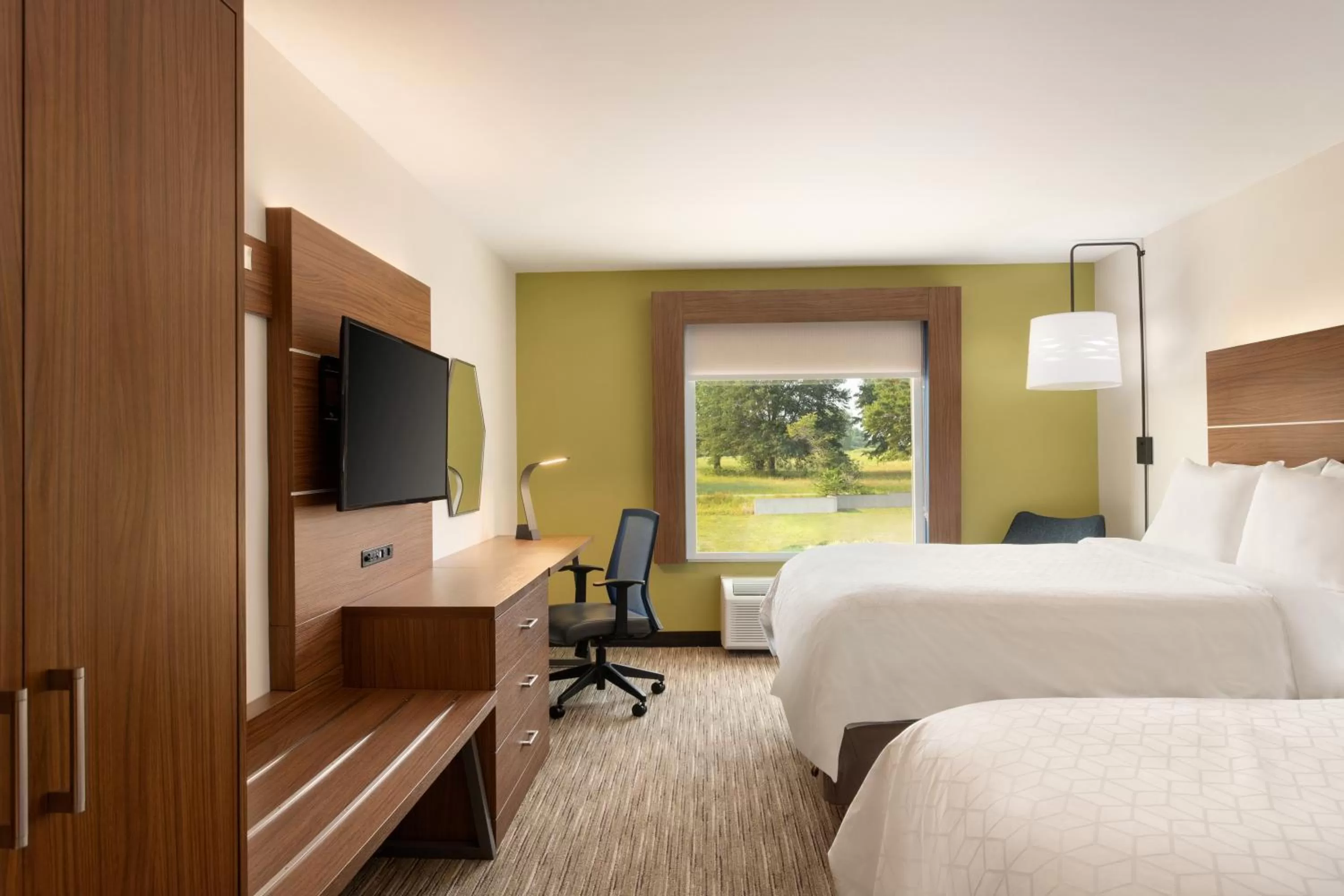 Photo of the whole room, Bed in Holiday Inn Express & Suites Searcy by IHG
