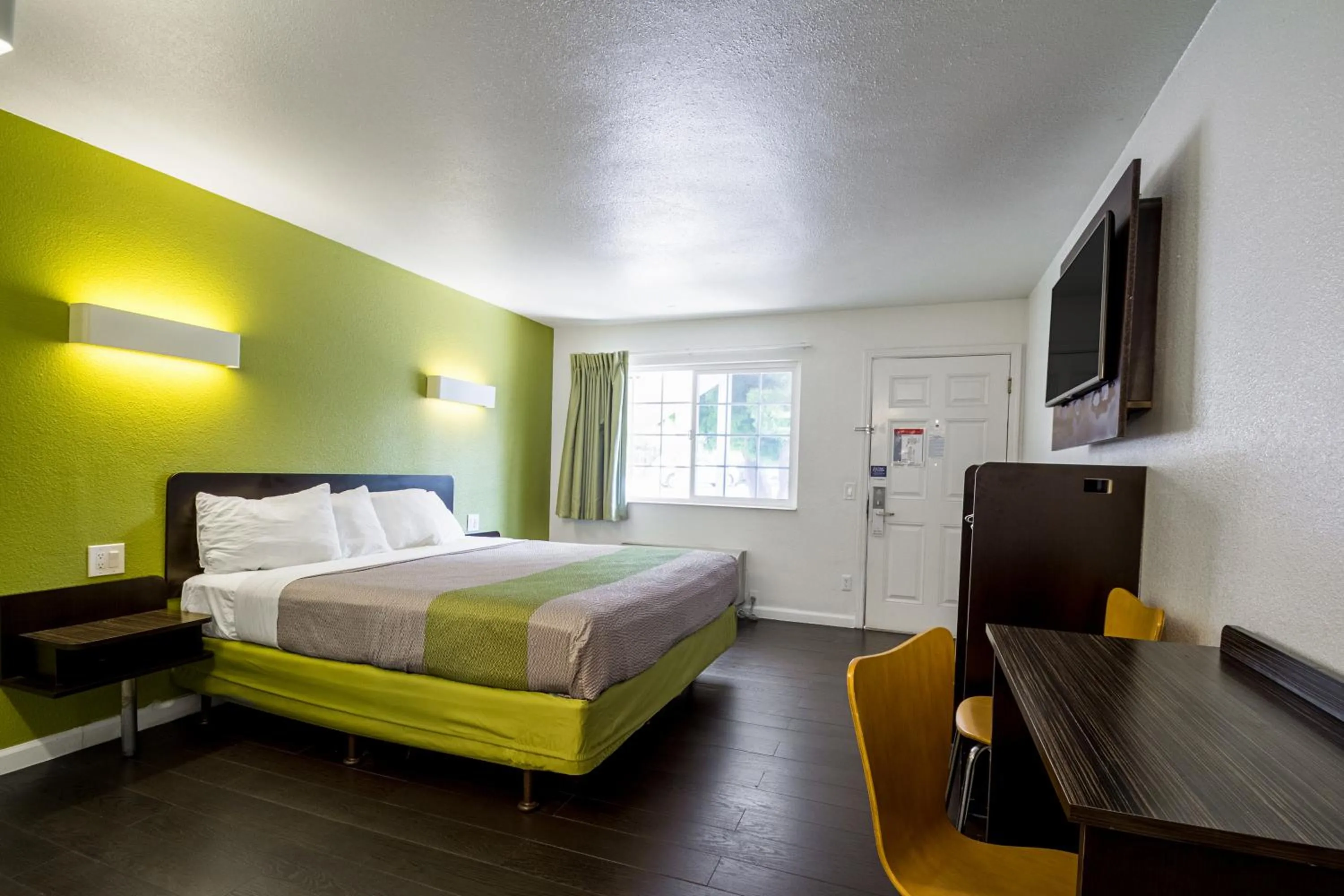 TV and multimedia in Motel 6 - Downtown Monterey